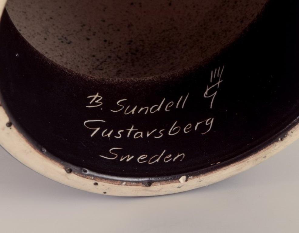 Berit Sundell, Gustavsberg. Tischuhr aus Keramik in Form eines soccerballs im Angebot 1