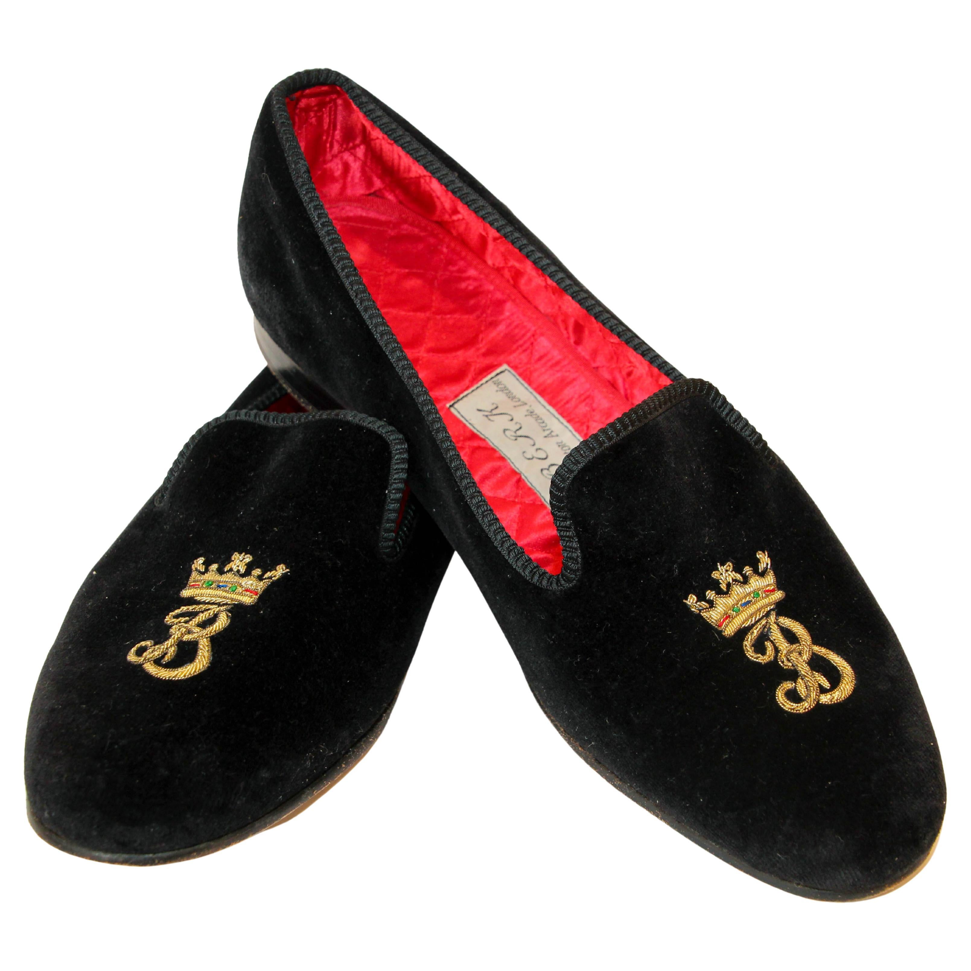 Berk of London Velvet Slippers Size 9.
by Berk of Burlington Arcade, London
Men luxury hand-made, leather-soled velvet loafers, aristocratically hand embroidered with gold bullion thread.
The loafers comes in a black velvet with a red satin quilted