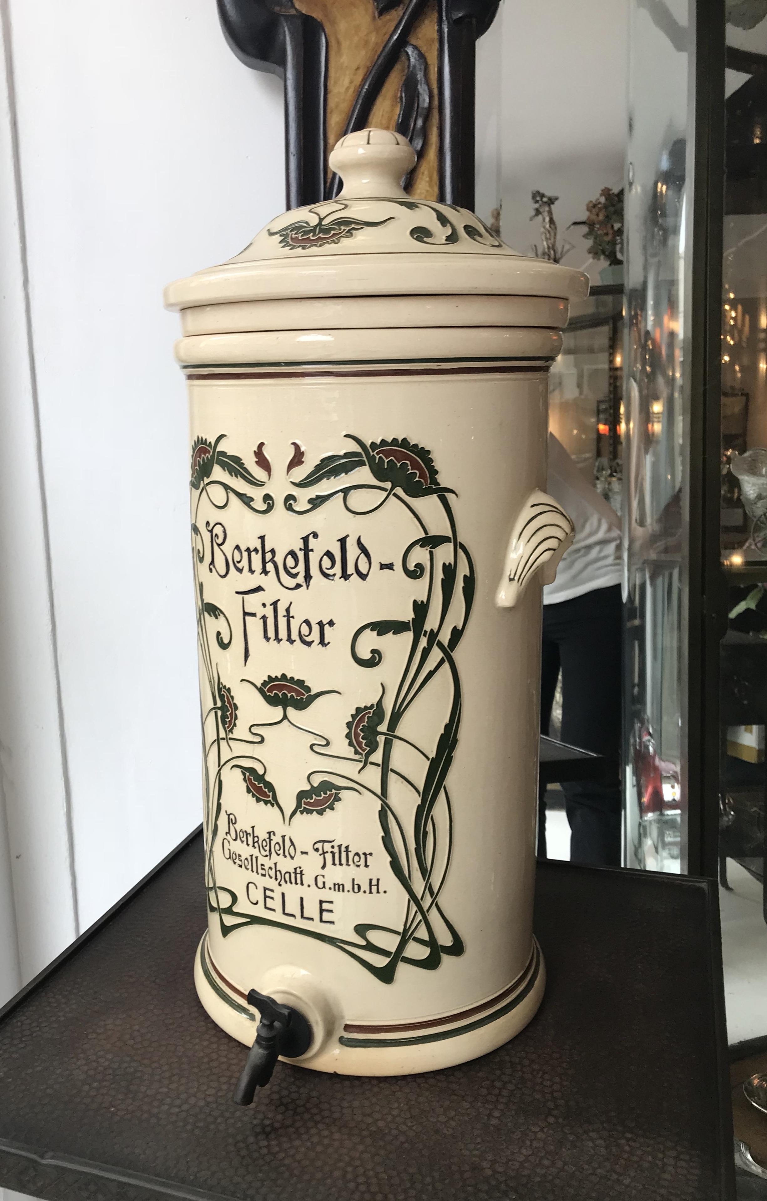 Berkefeld Filter Gesellschaft G.M.B.H. Celle

Filtro Berkefeld
Berkefeld Filter Gesellschaft G.m.b.H. - produttore
ca. 1900, Celle, Germania
Un esemplare simile si trova nel Museo della Farmacia dell'Università di Medicina di Jagiellonian.
Il filtro