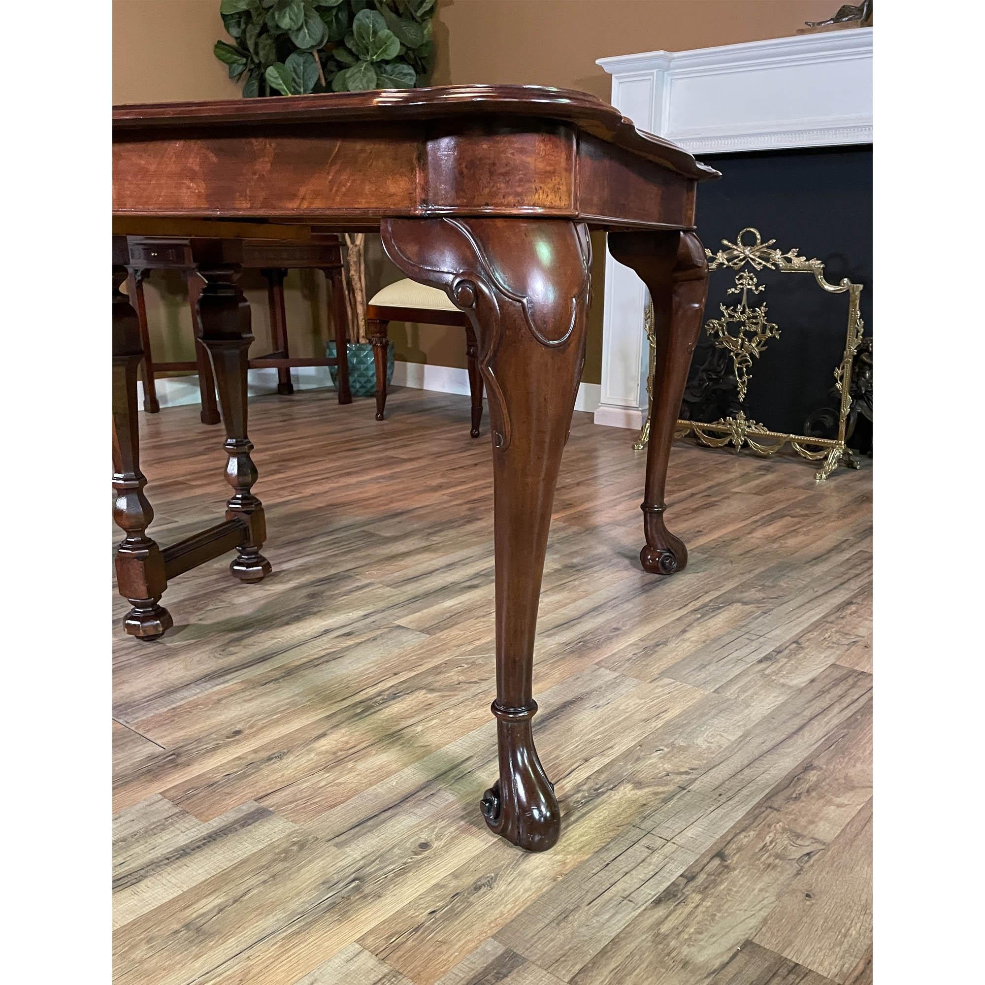 Berkey and Gay Banded Dining Table In Fair Condition For Sale In Annville, PA