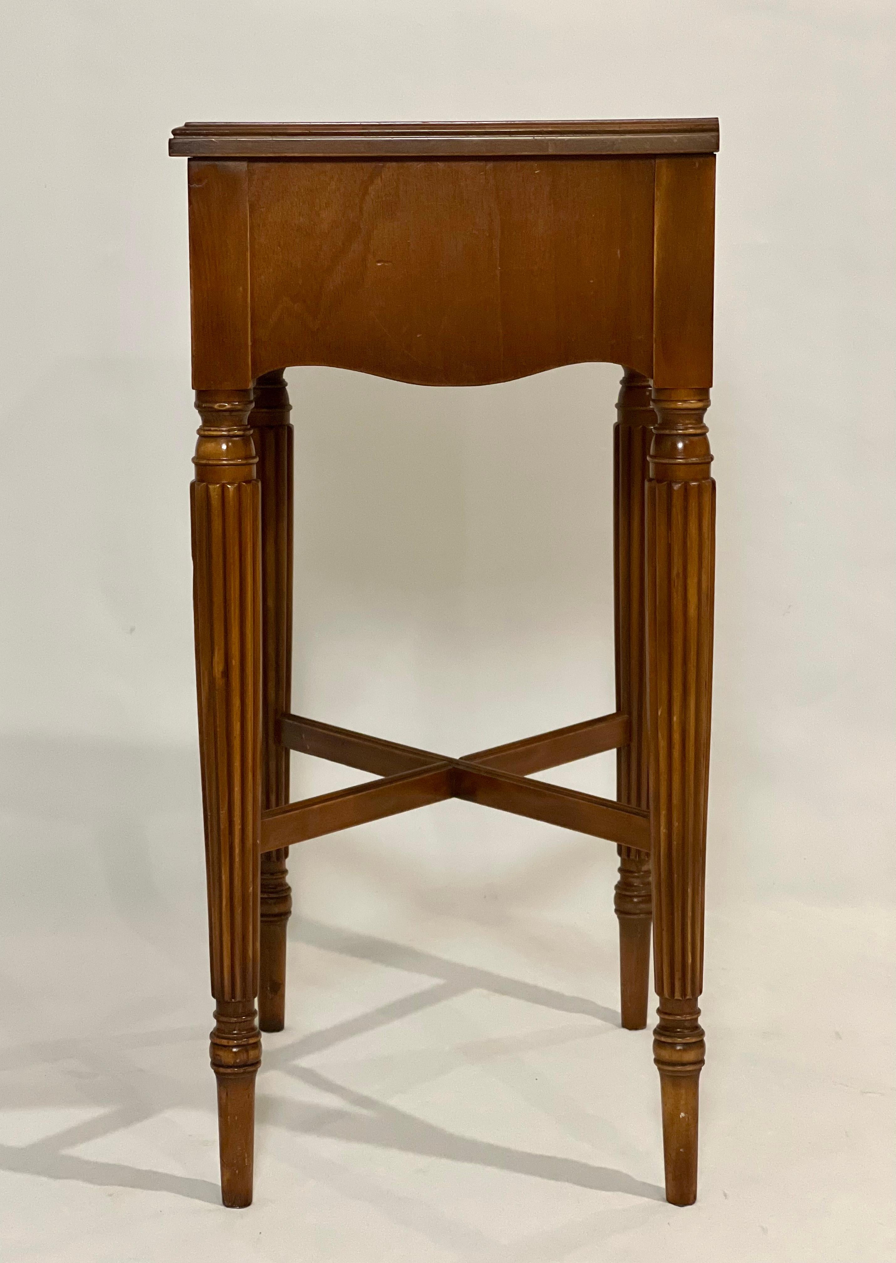 Berkey and Gay Louis XVI Style Walnut Side Table or Stand In Good Condition For Sale In Doylestown, PA