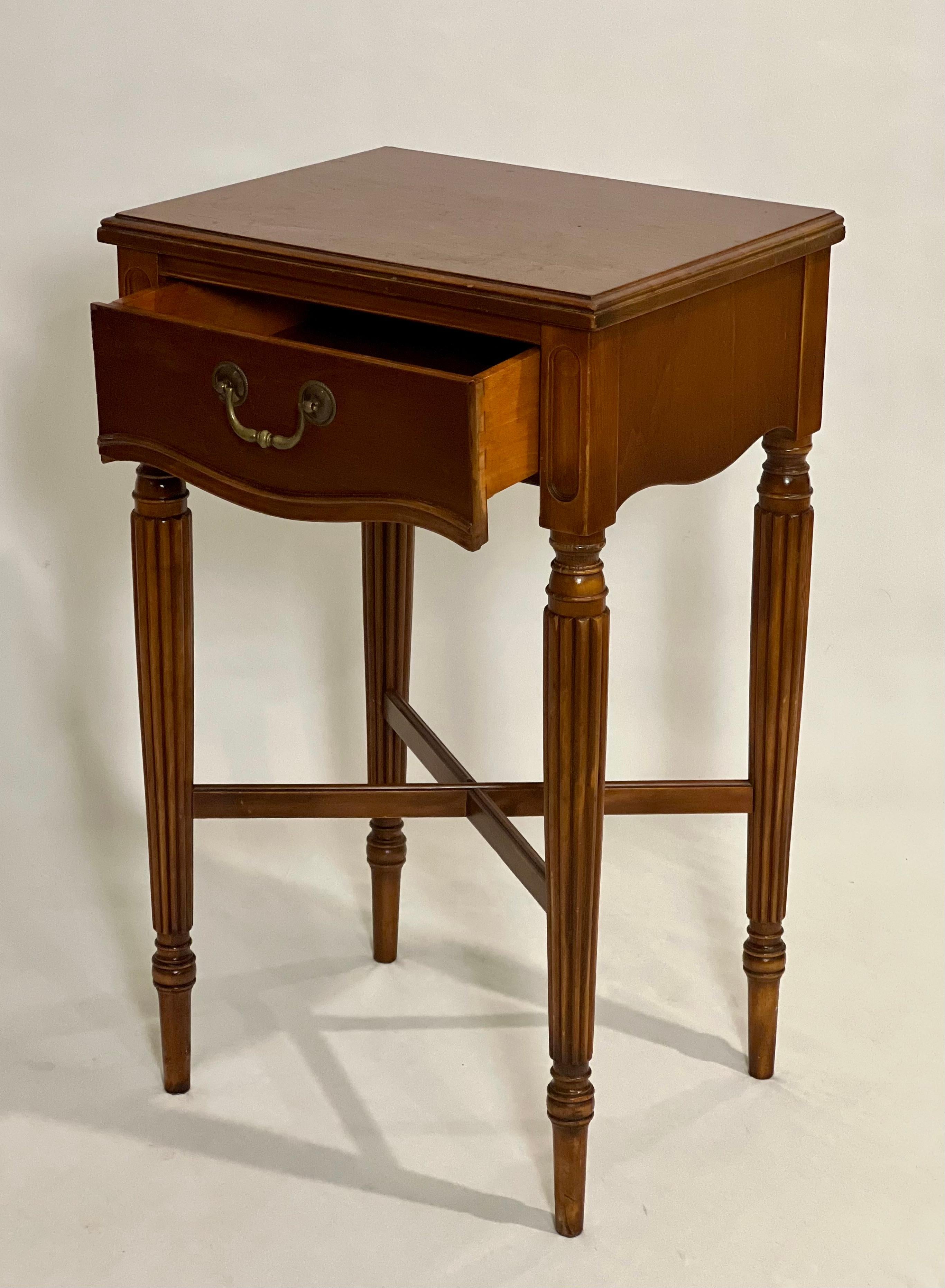 Début du 20ème siècle Berkey and Gay Table d'appoint ou Stand en noyer de style Louis XVI en vente