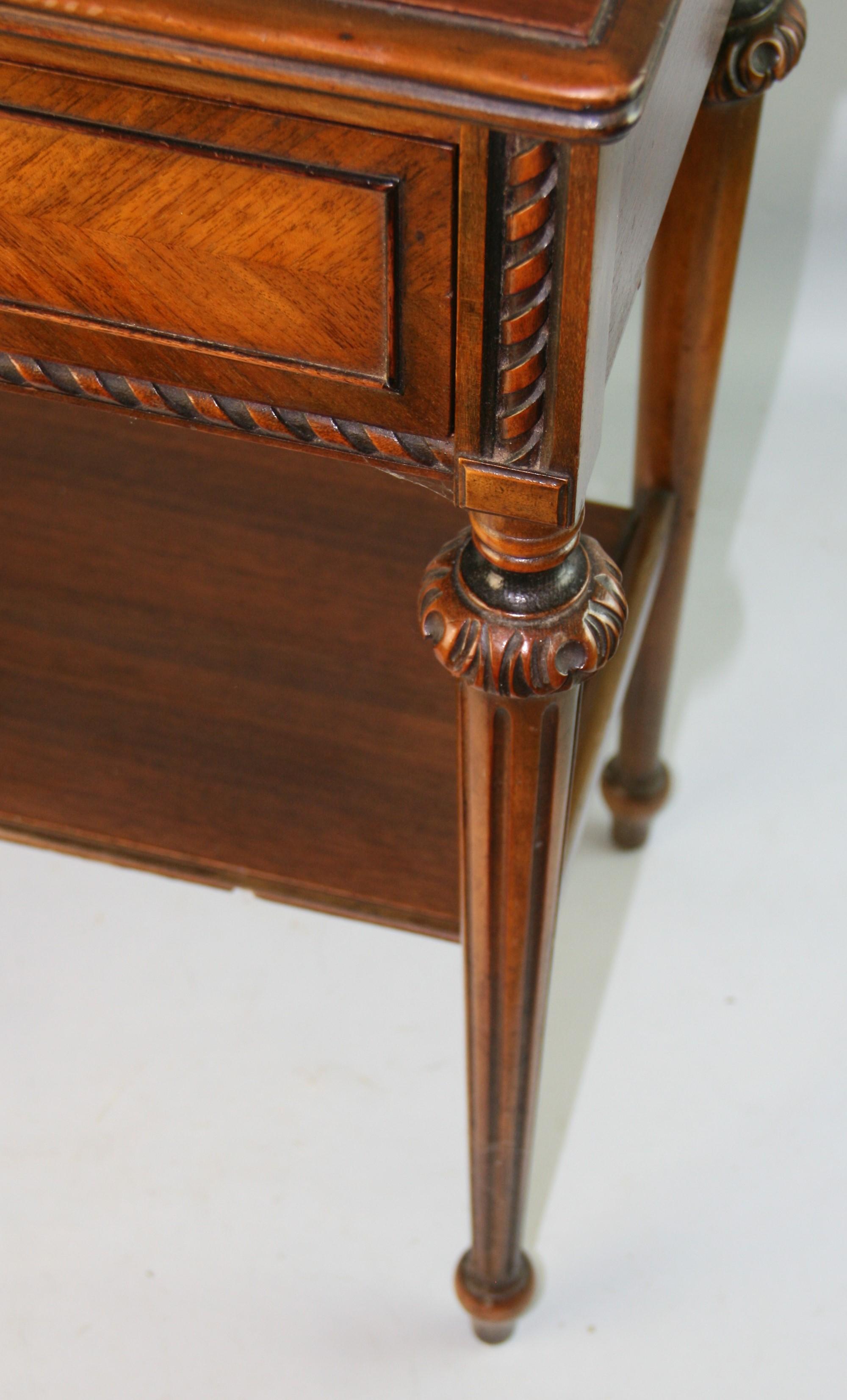 Table d'appoint en noyer Berkey et Gay en vente 6