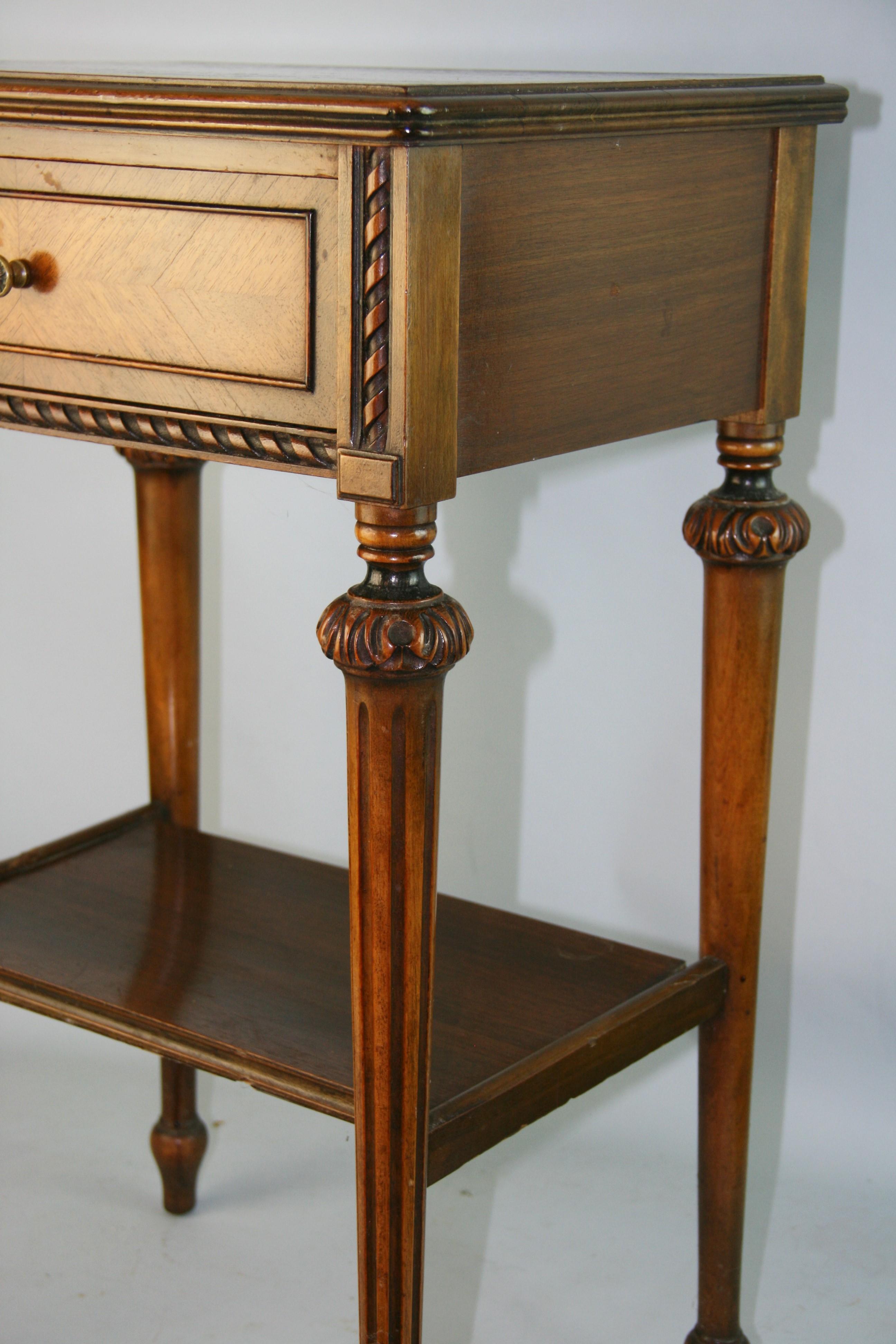 Berkey and Gay Walnut Side Table In Good Condition For Sale In Douglas Manor, NY