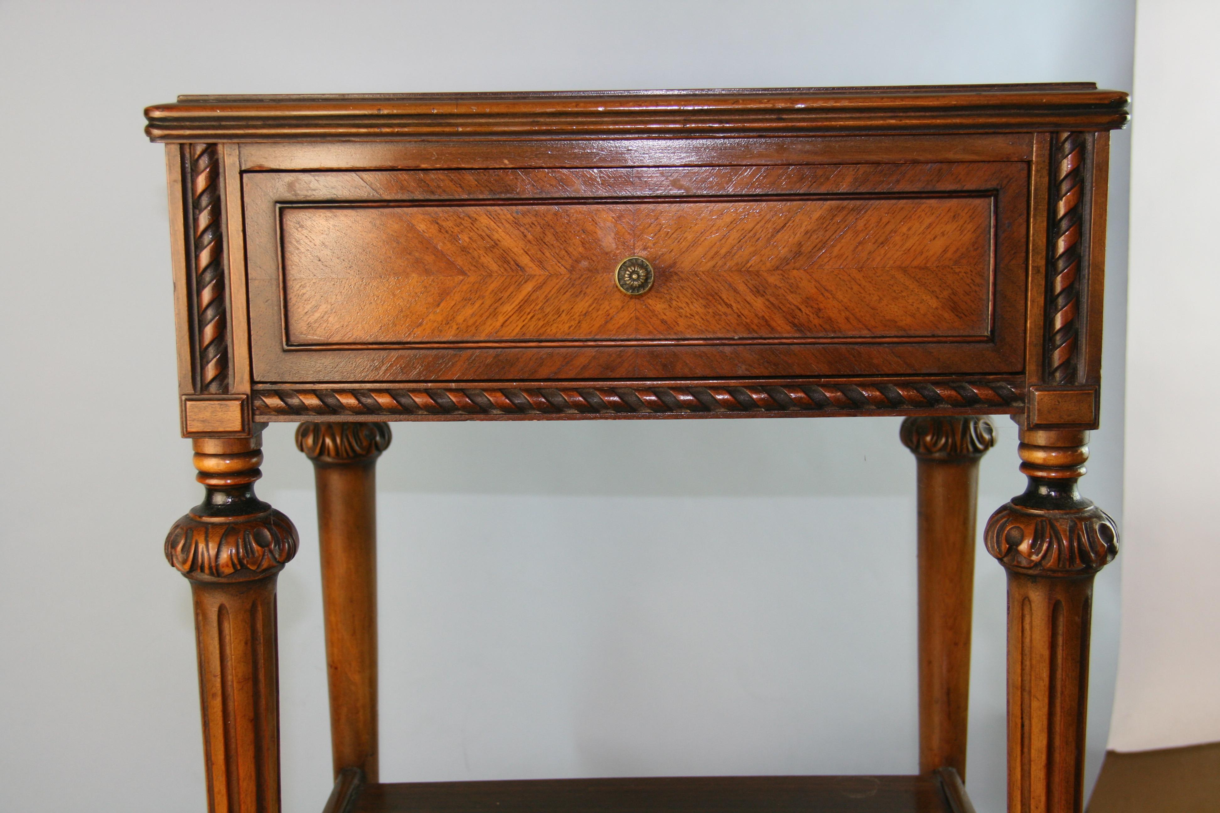Table d'appoint en noyer Berkey et Gay en vente 1