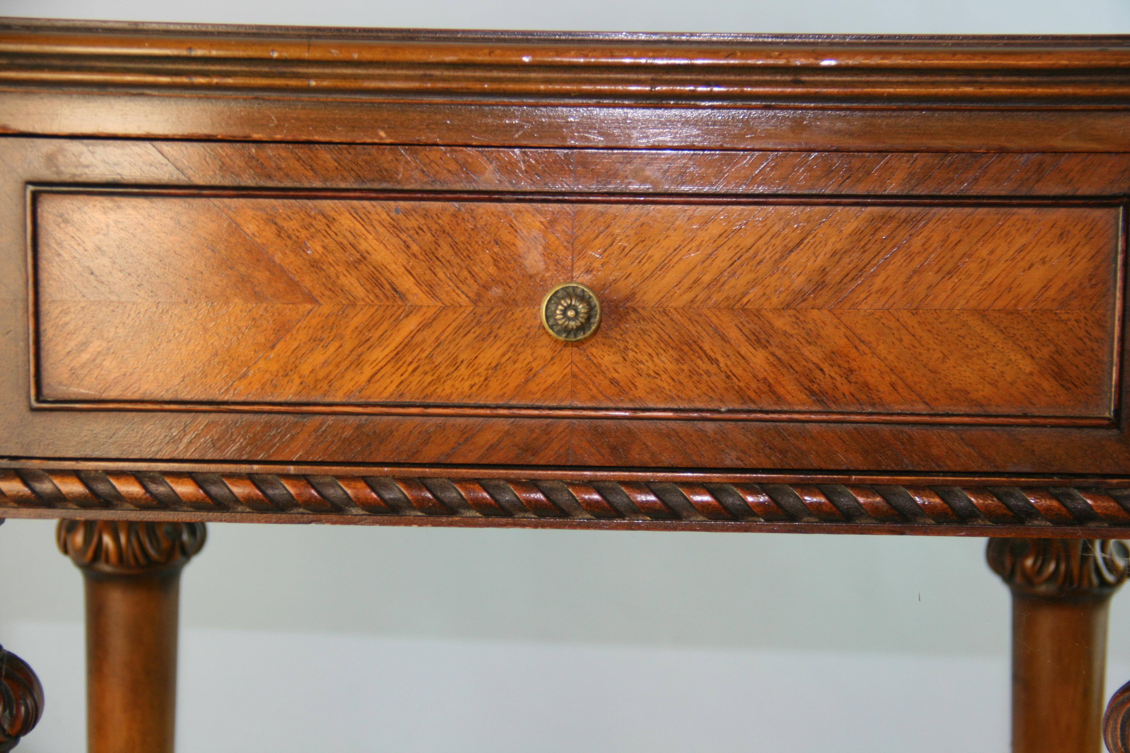 Table d'appoint en noyer Berkey et Gay en vente 2