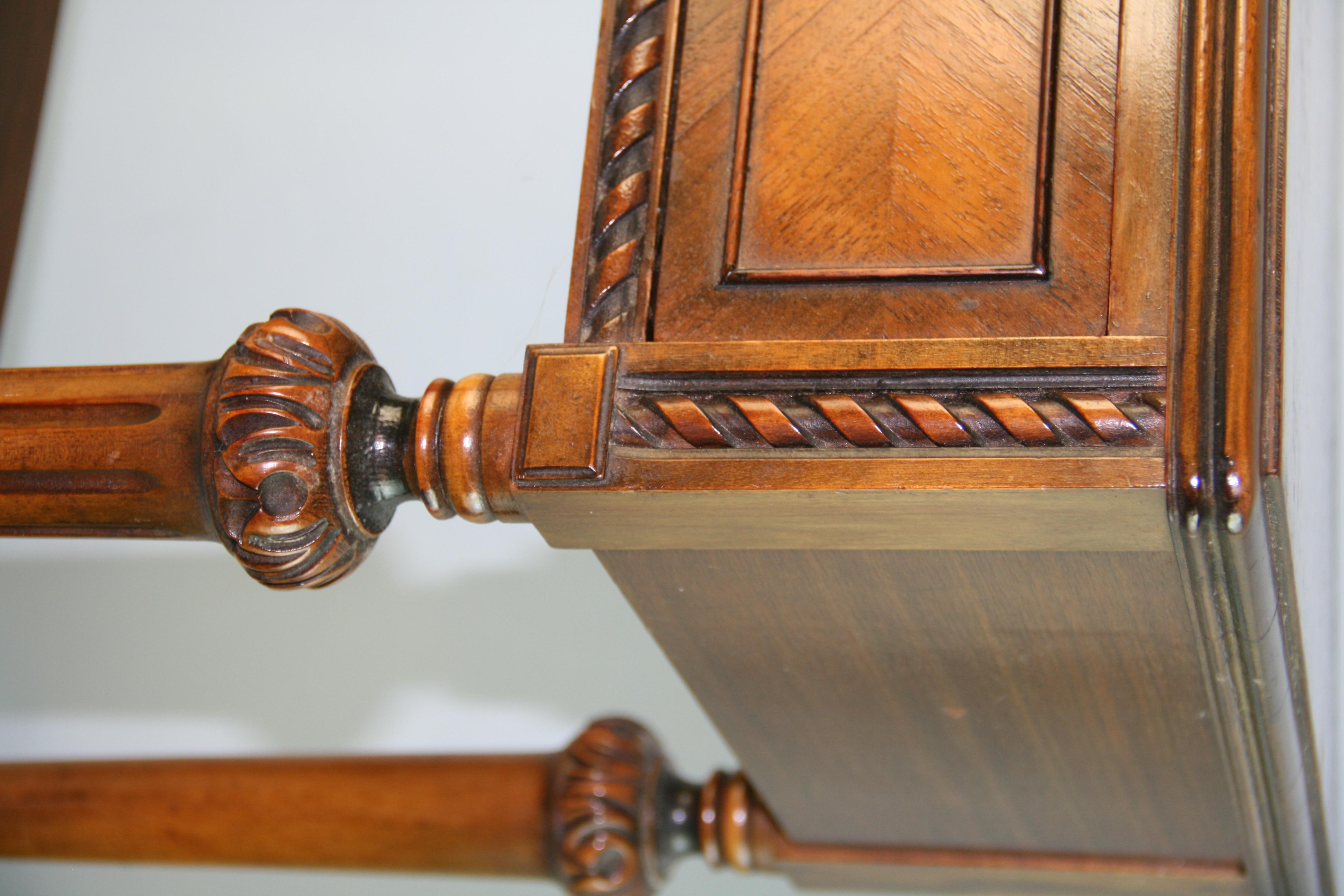 Table d'appoint en noyer Berkey et Gay en vente 3