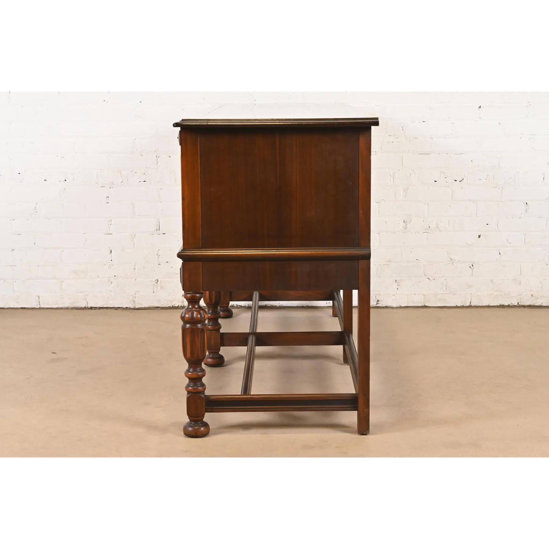 Berkey & Gay Ancien buffet anglais Jacobean Walnut sculpté et orné, années 1920 en vente 3
