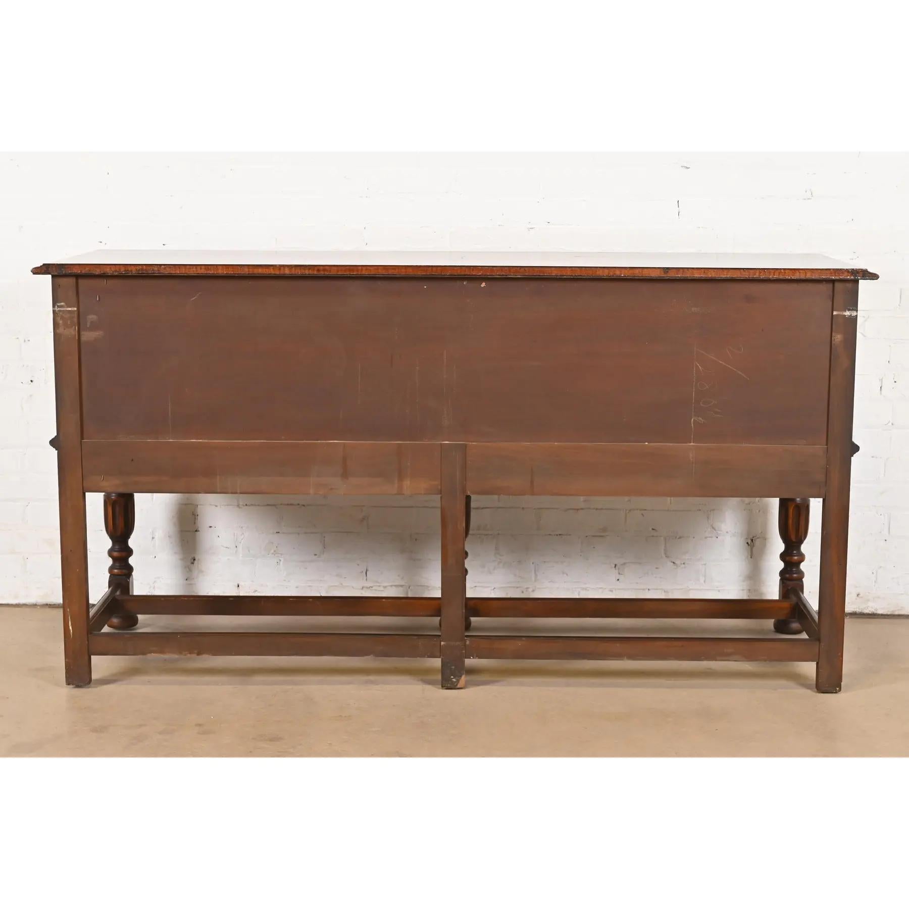 Berkey & Gay Ancien buffet anglais Jacobean Walnut sculpté et orné, années 1920 en vente 4