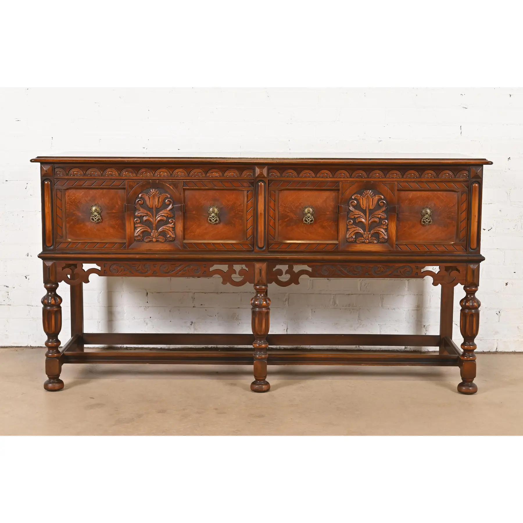 Exceptionnel buffet ou crédence anglais de style jacobéen

Par Berkey & Gay

États-Unis, vers 1920

En noyer sculpté et orné, avec façades de tiroirs en ronce incrustée et quincaillerie en laiton d'origine.

Dimensions : 68 