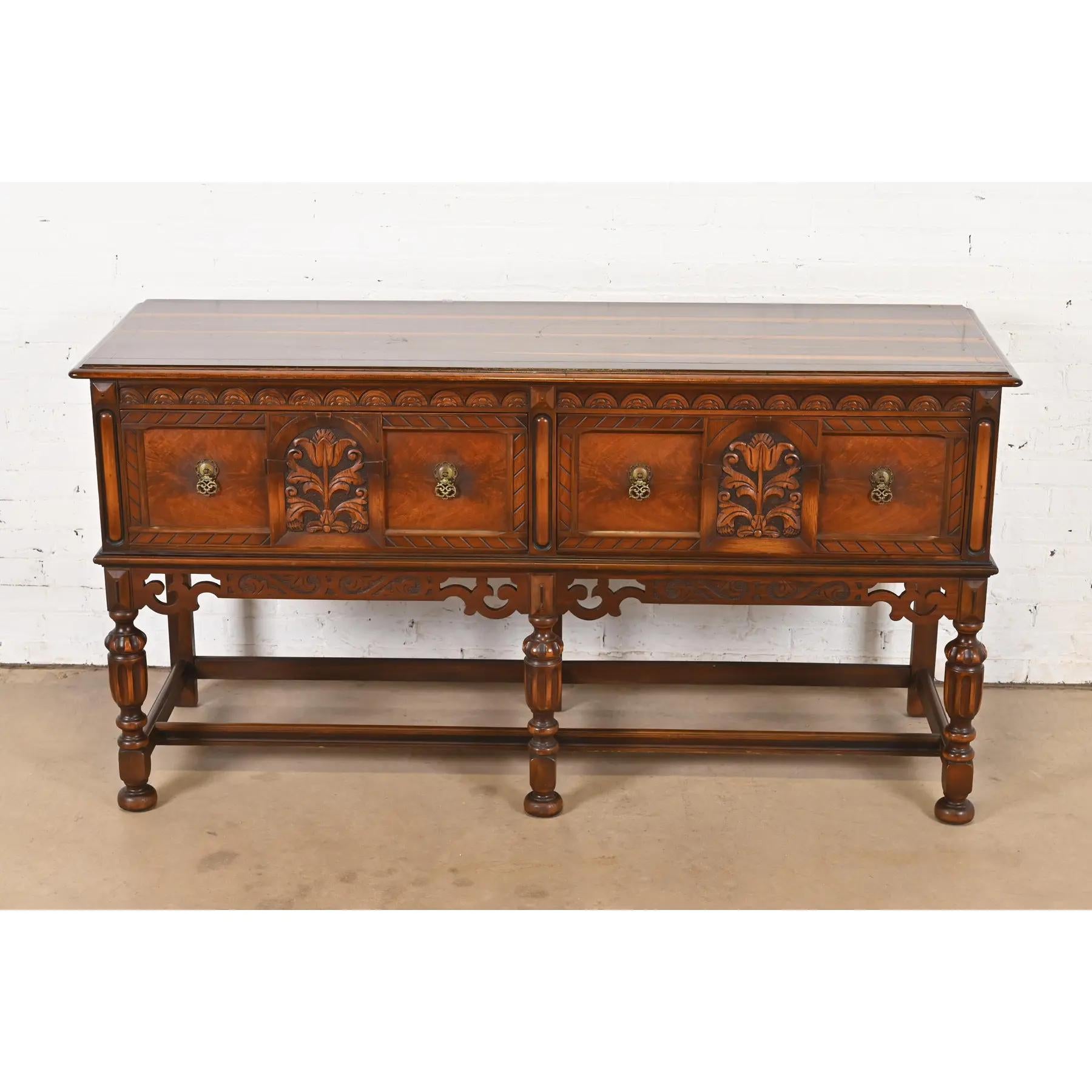 Jacobéen Berkey & Gay Ancien buffet anglais Jacobean Walnut sculpté et orné, années 1920 en vente