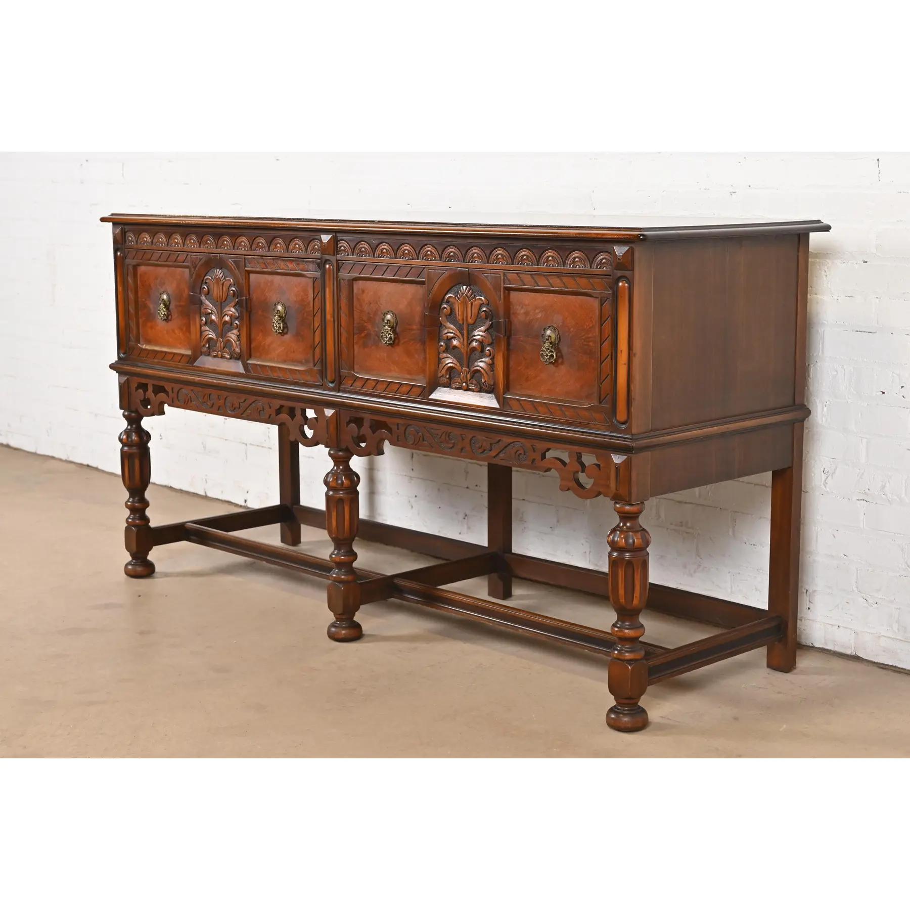 Américain Berkey & Gay Ancien buffet anglais Jacobean Walnut sculpté et orné, années 1920 en vente