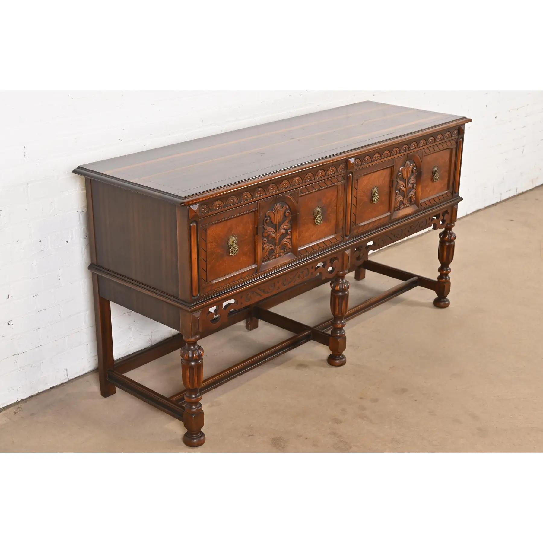 Berkey & Gay Ancien buffet anglais Jacobean Walnut sculpté et orné, années 1920 Bon état - En vente à South Bend, IN