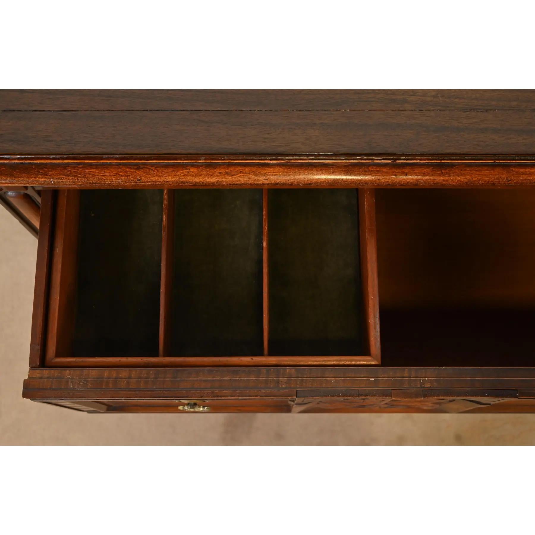 Début du 20ème siècle Berkey & Gay Ancien buffet anglais Jacobean Walnut sculpté et orné, années 1920 en vente
