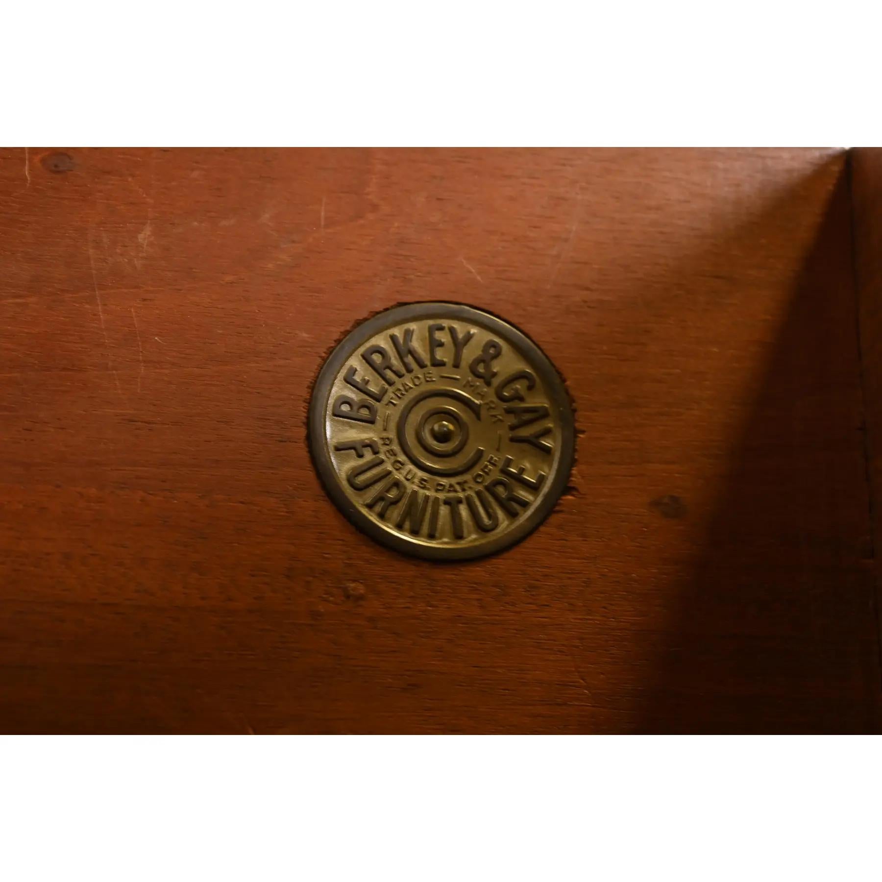Laiton Berkey & Gay Ancien buffet anglais Jacobean Walnut sculpté et orné, années 1920 en vente