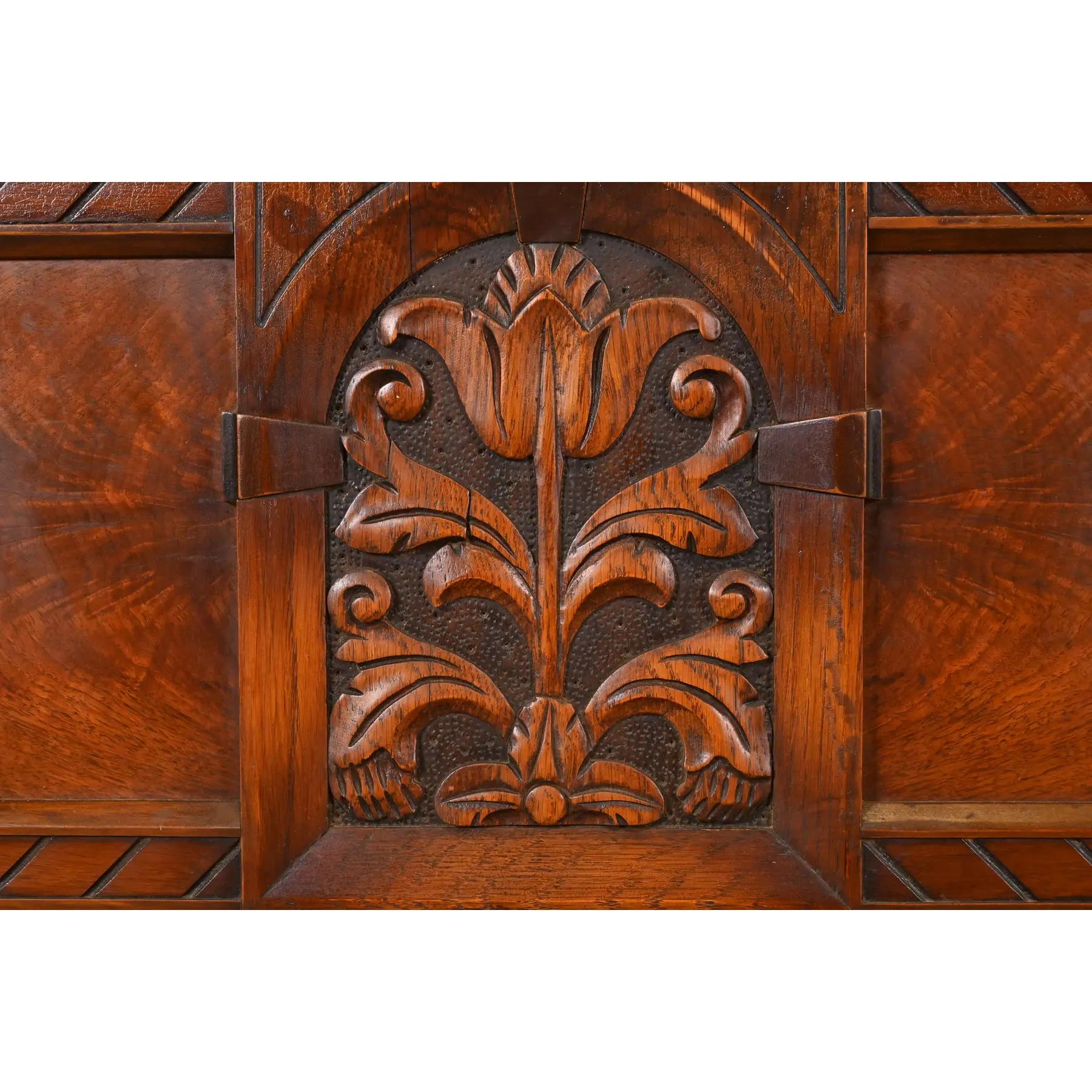 Berkey & Gay Ancien buffet anglais Jacobean Walnut sculpté et orné, années 1920 en vente 1