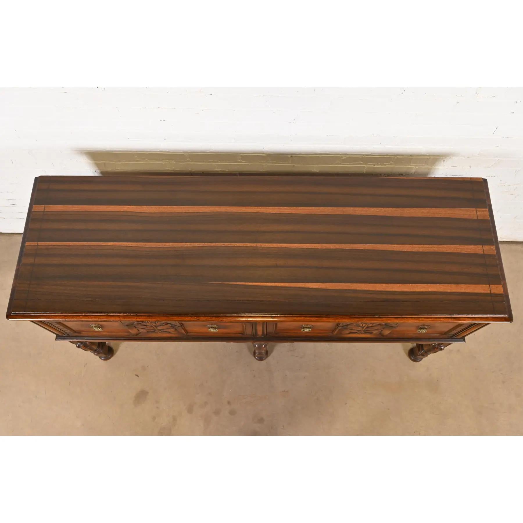 Berkey & Gay Ancien buffet anglais Jacobean Walnut sculpté et orné, années 1920 en vente 2