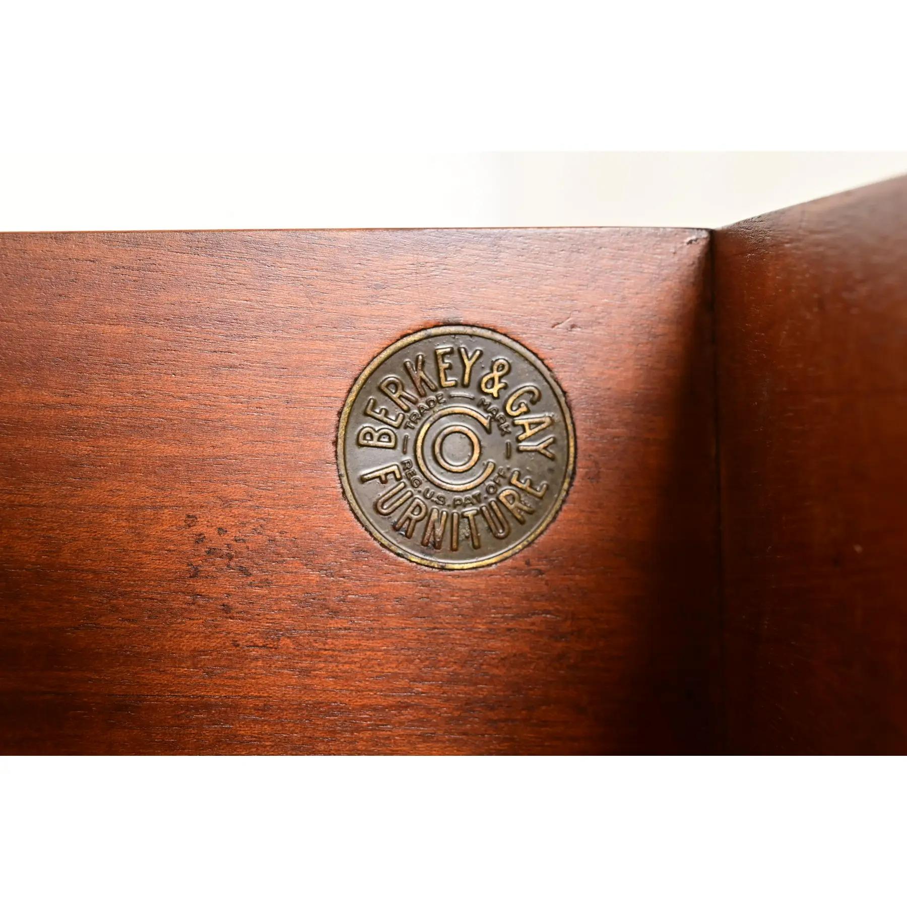 Berkey & Gay Antico mobile da bar inglese Tudor in noce e radica, appena rifinito in vendita 4