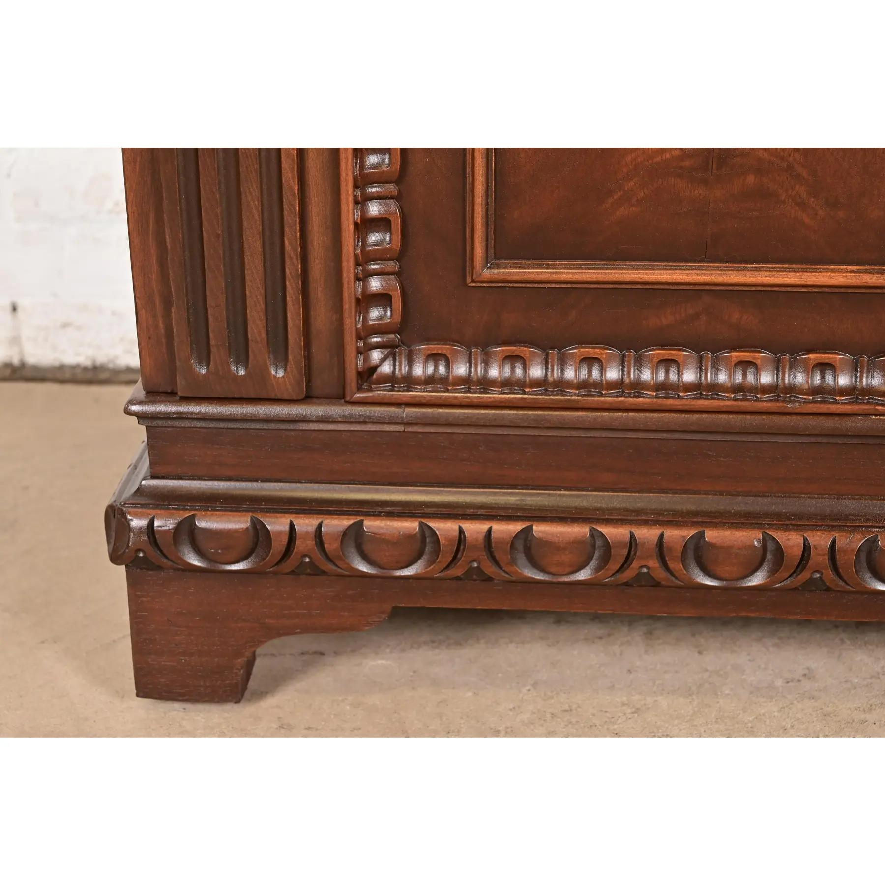 Berkey & Gay Antico mobile da bar inglese Tudor in noce e radica, appena rifinito in vendita 6