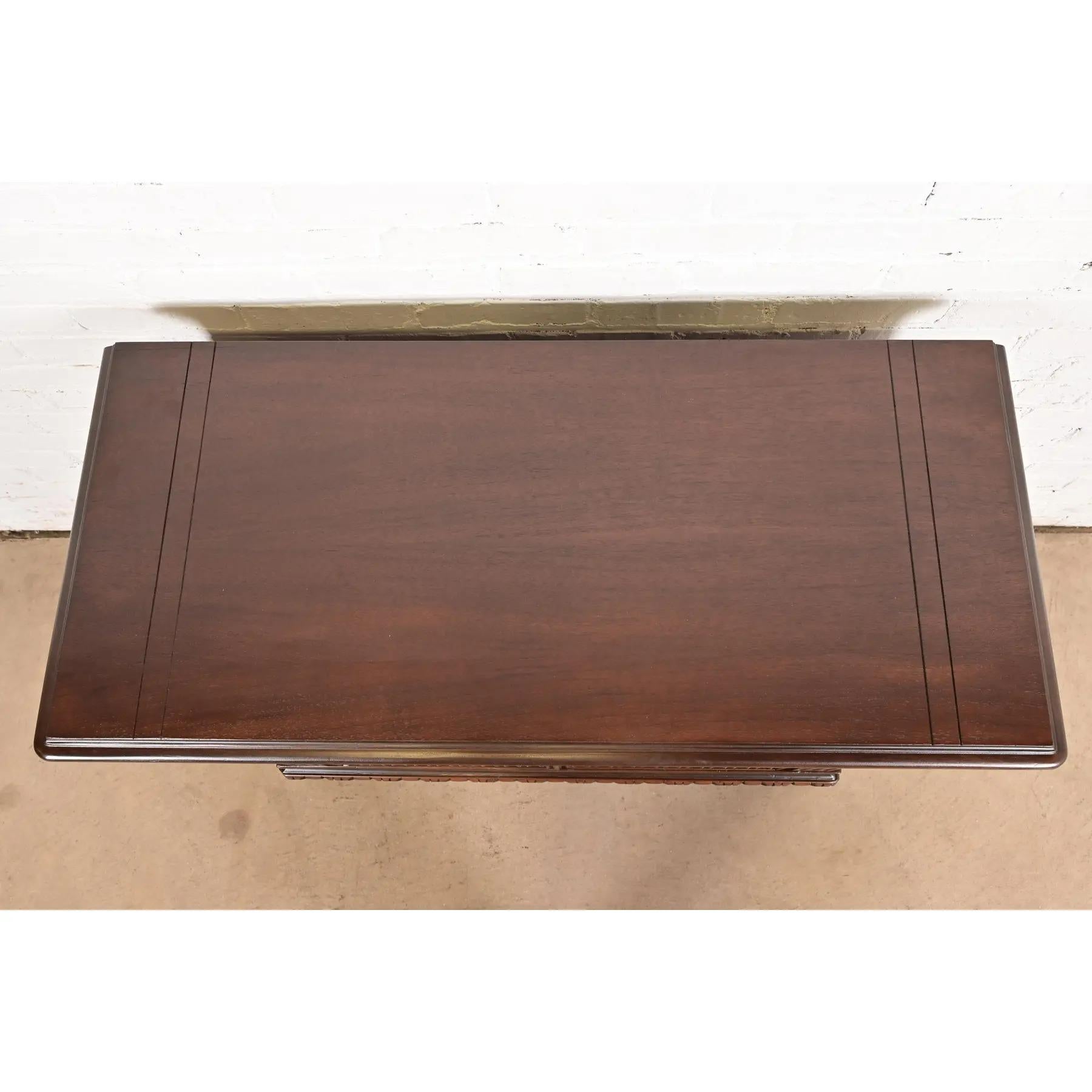 Berkey & Gay Antico mobile da bar inglese Tudor in noce e radica, appena rifinito in vendita 7