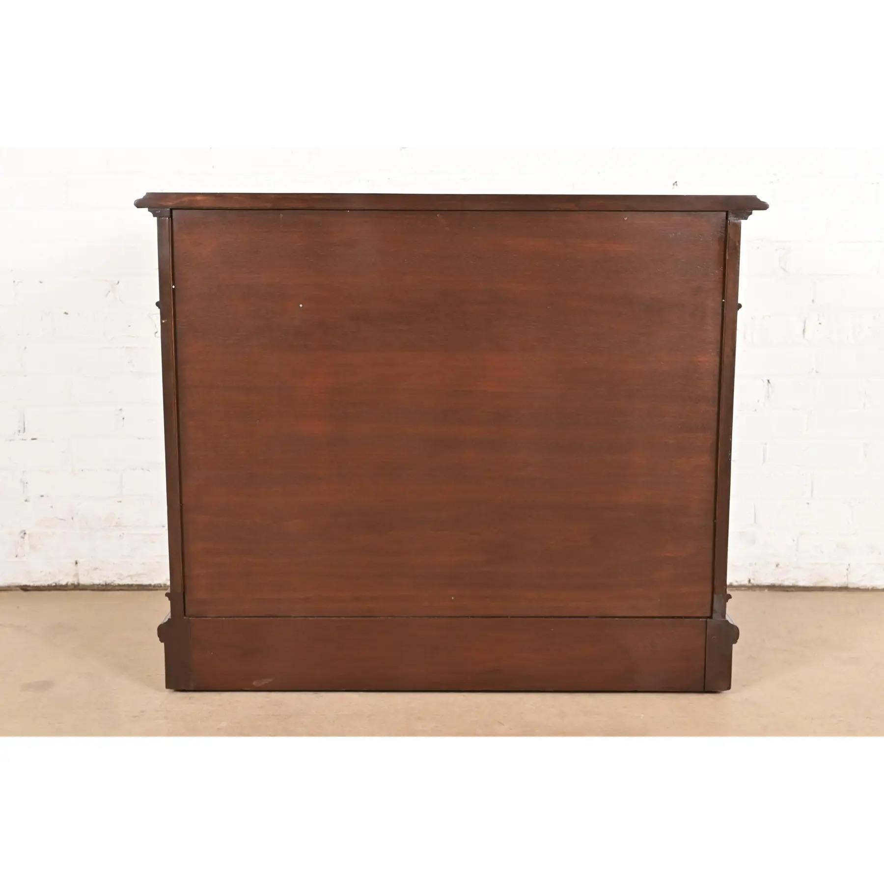 Berkey & Gay Antico mobile da bar inglese Tudor in noce e radica, appena rifinito in vendita 9