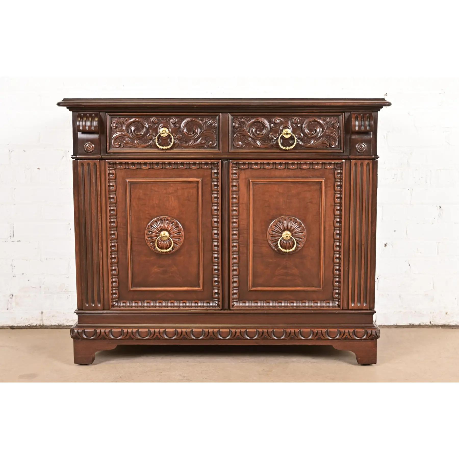 Un'eccezionale credenza inglese in stile giacobino o Tudor per buffet, server o mobile da bar

Da Berkey & Gay

USA, circa anni '20

Ornato in noce intagliato, con pannelli in radica e ferramenta originale in ottone.

Misure: 40,5