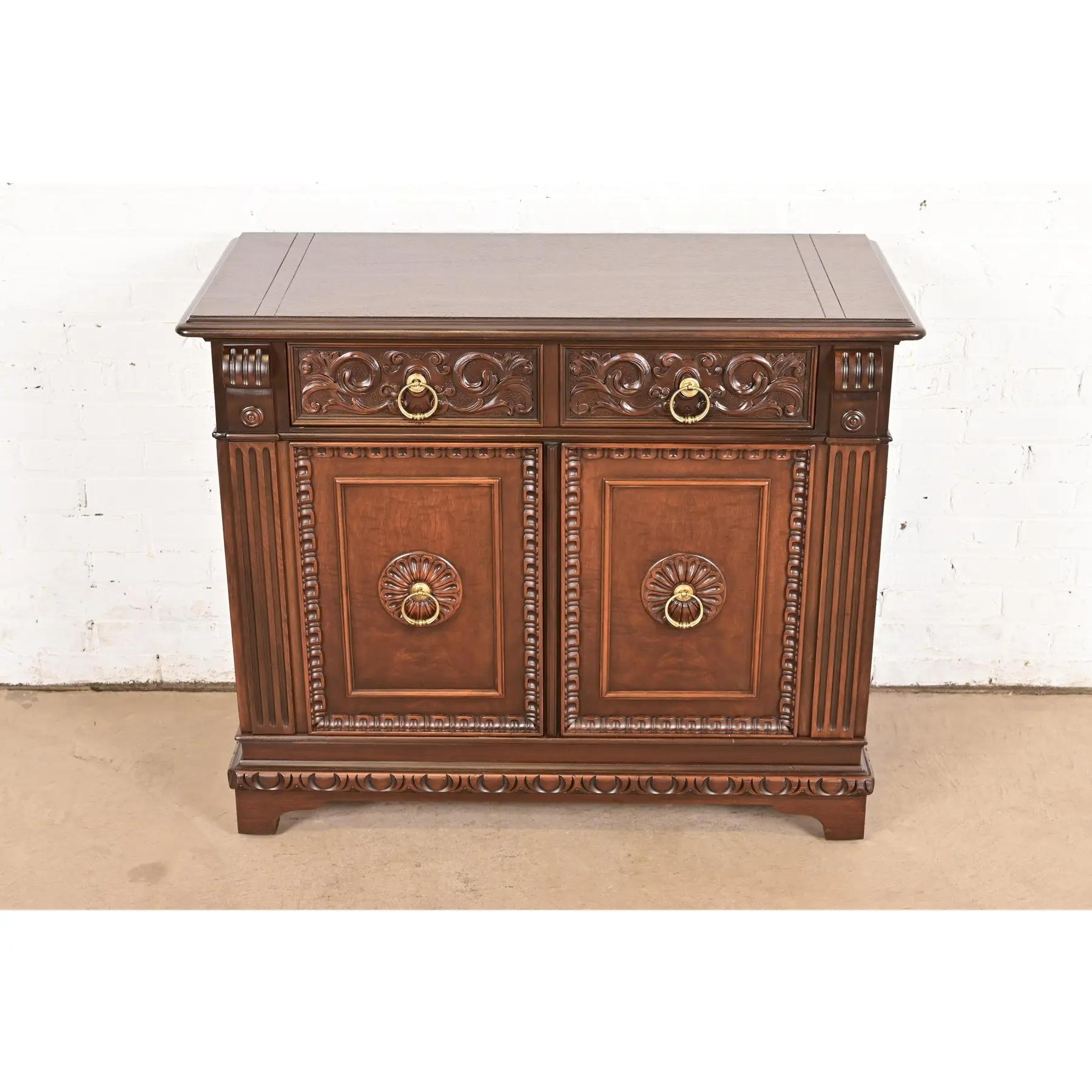 Americano Berkey & Gay Antico mobile da bar inglese Tudor in noce e radica, appena rifinito in vendita