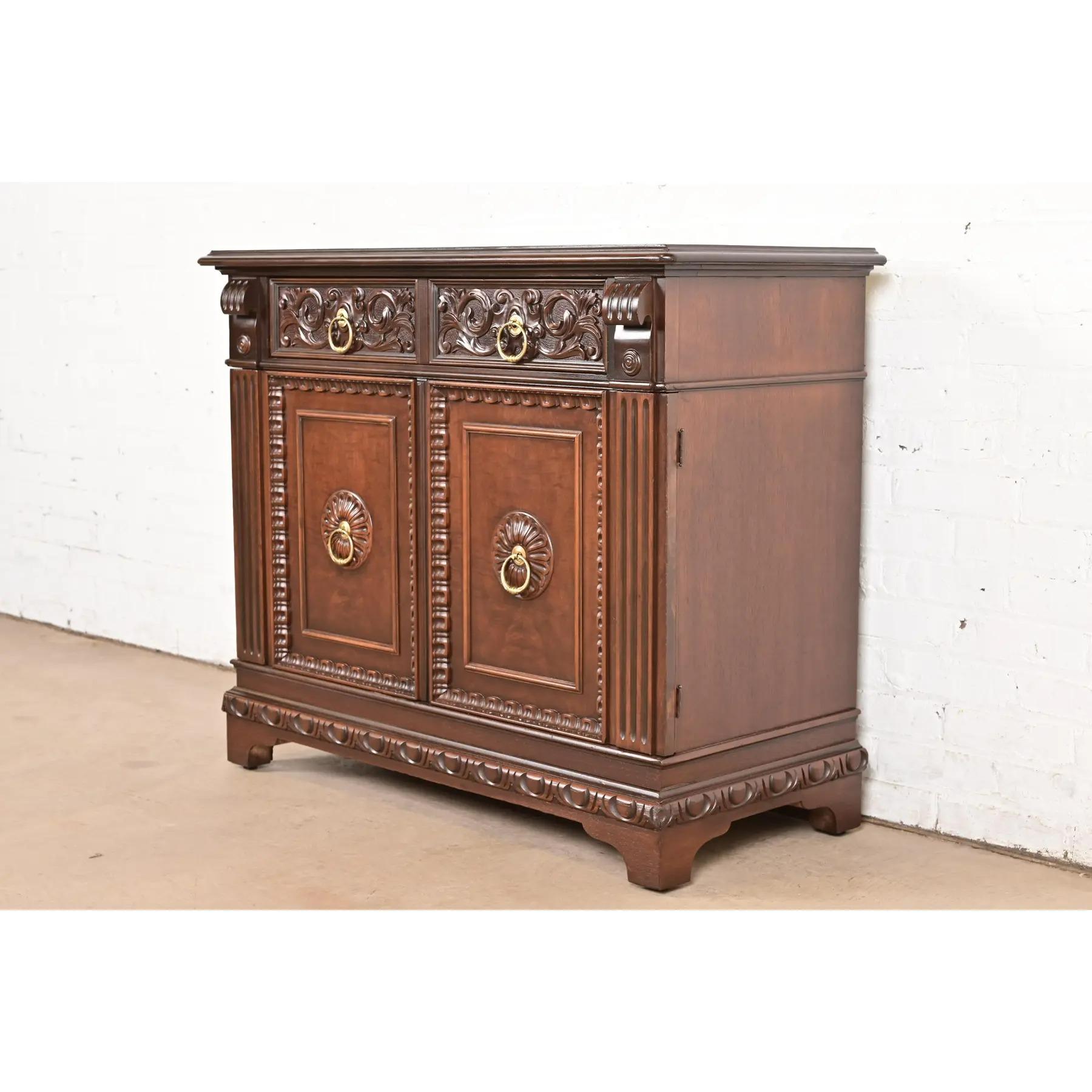 Berkey & Gay Antico mobile da bar inglese Tudor in noce e radica, appena rifinito In condizioni buone in vendita a South Bend, IN