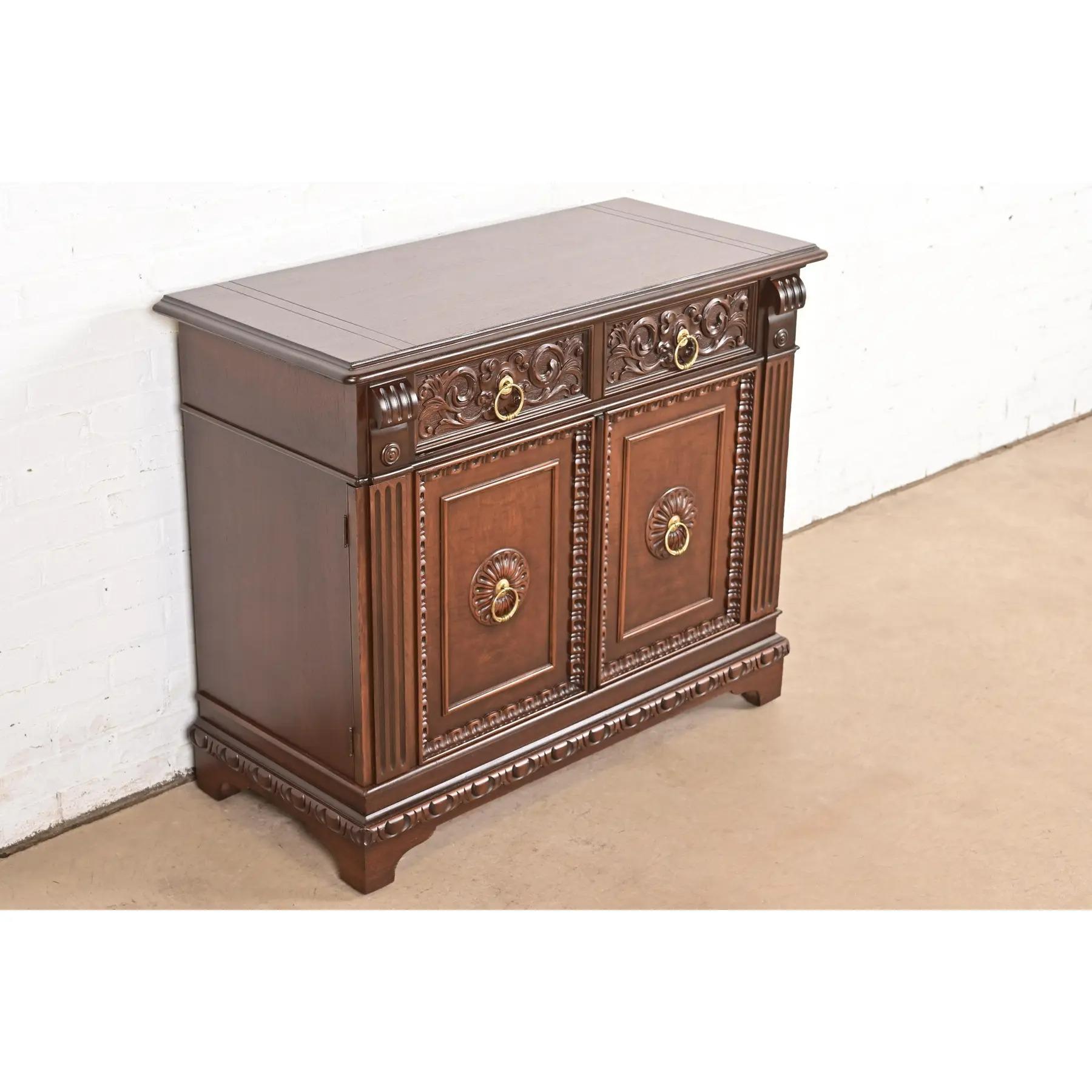 Ottone Berkey & Gay Antico mobile da bar inglese Tudor in noce e radica, appena rifinito in vendita