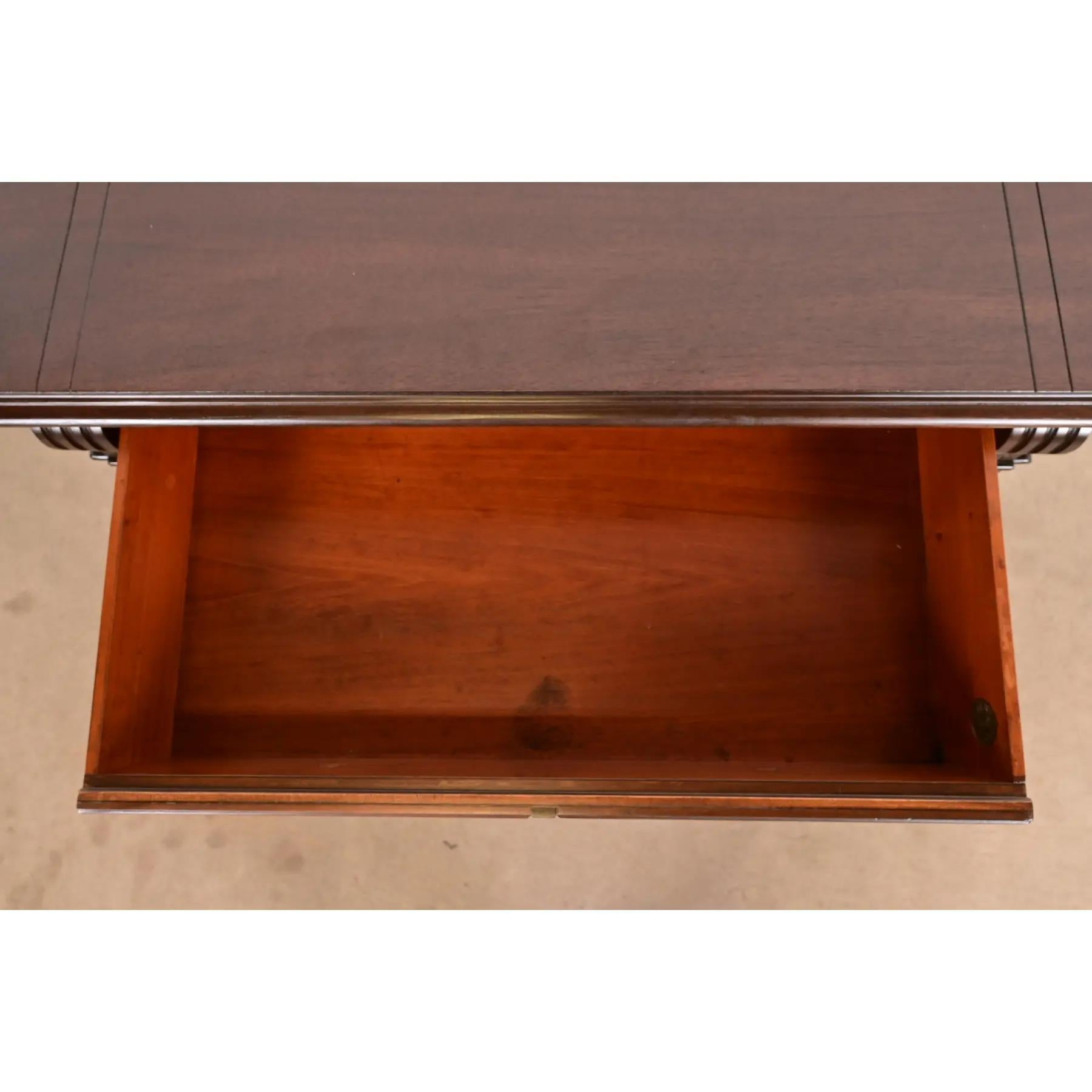 Berkey & Gay Antico mobile da bar inglese Tudor in noce e radica, appena rifinito in vendita 2