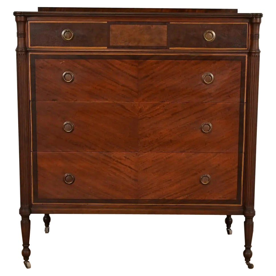 Berkey & Gay Antigua Cómoda de Regencia Francesa Luis XVI Tallada en Caoba y Nogal