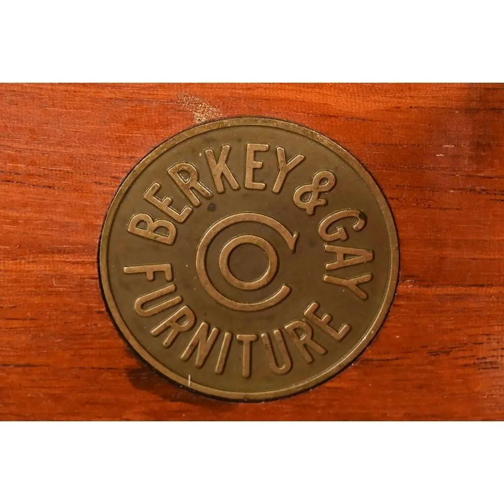 Berkey & Gay Antique French Regency Louis XVI in legno di noce e mogano in vendita 3