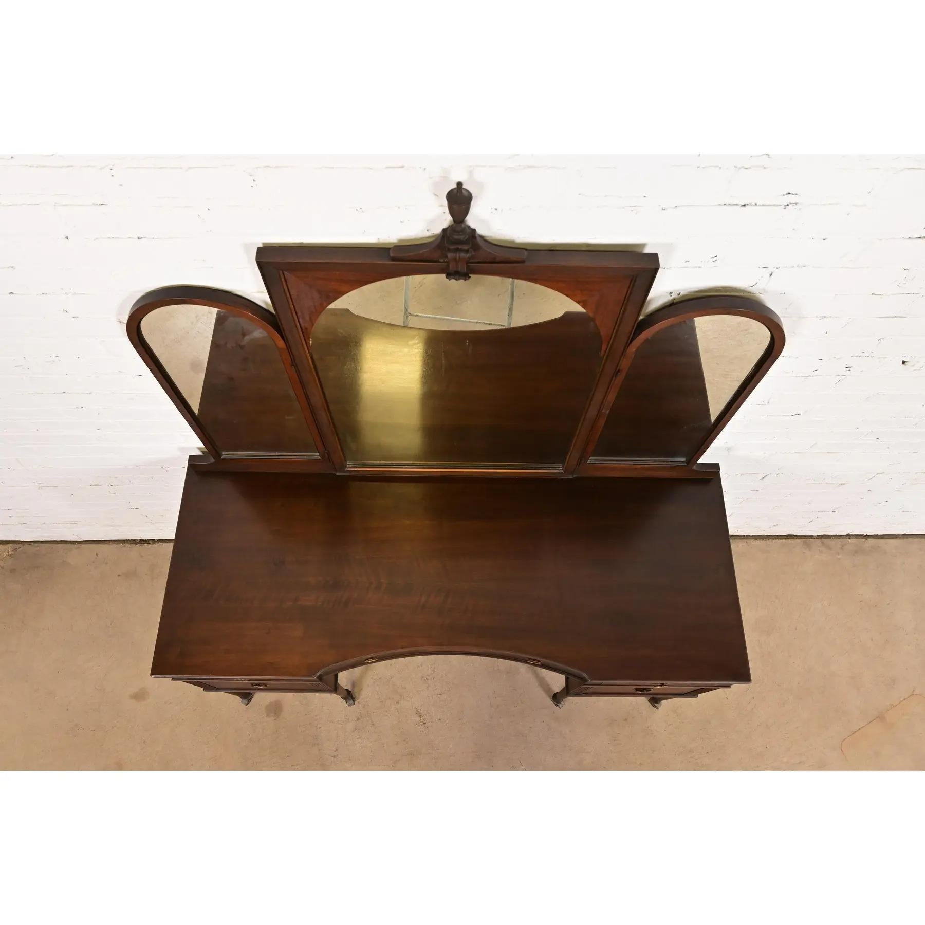 Berkey & Gay Antique French Regency Louis XVI in legno di noce e mogano in vendita 5