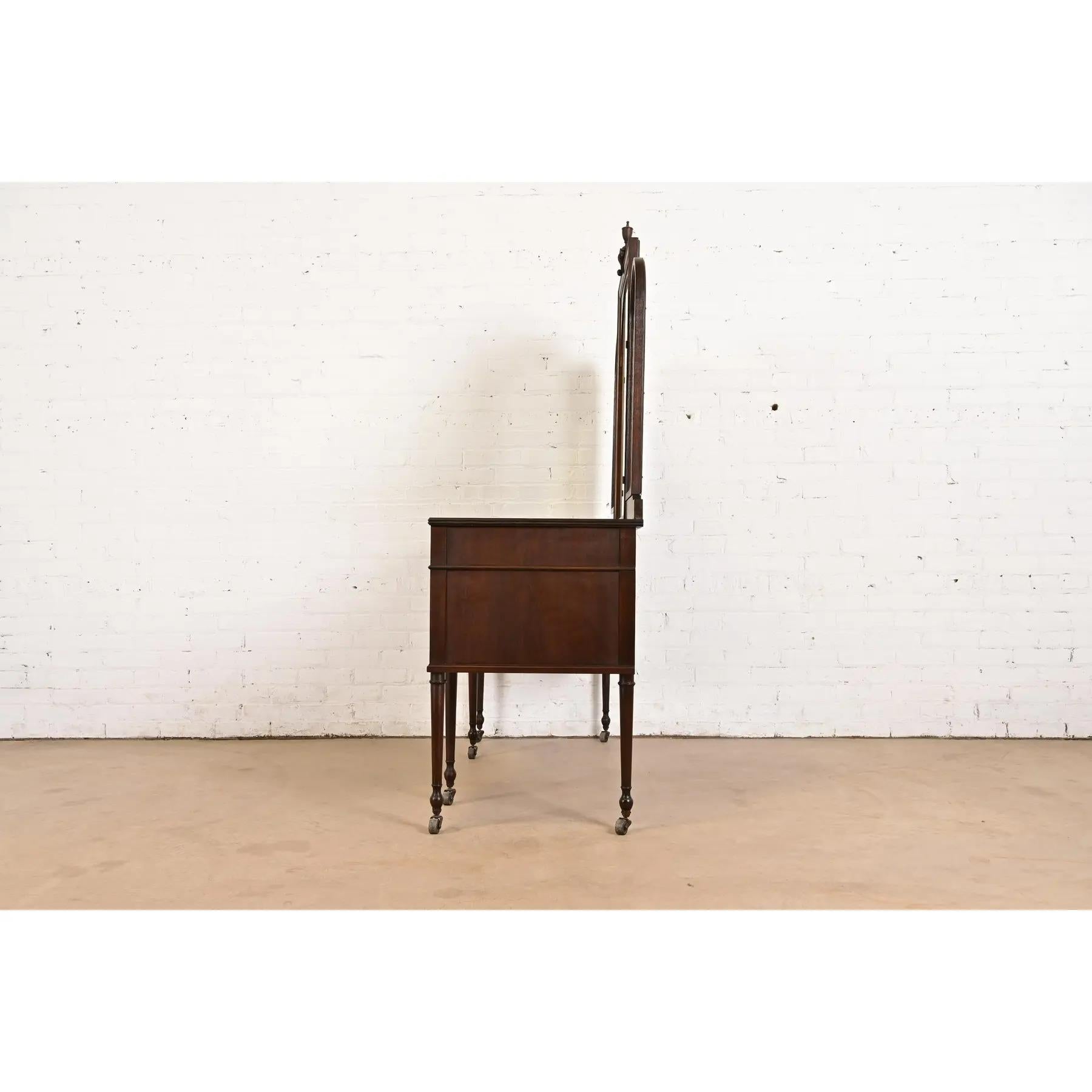 Berkey & Gay Antique French Regency Louis XVI in legno di noce e mogano in vendita 6