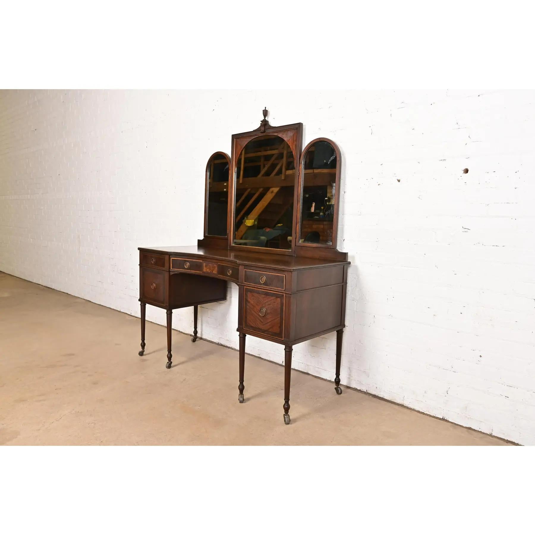 Luigi XVI Berkey & Gay Antique French Regency Louis XVI in legno di noce e mogano in vendita