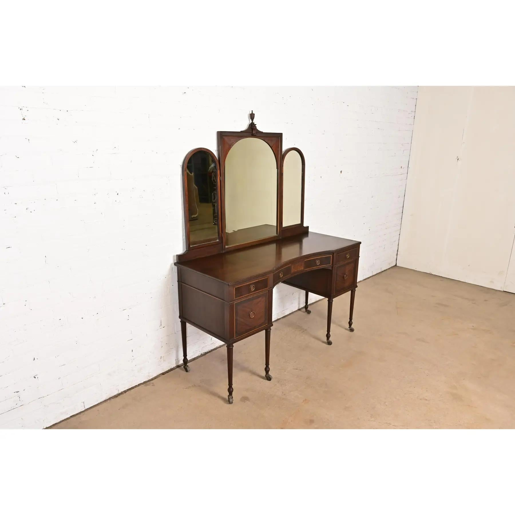 Americano Berkey & Gay Antique French Regency Louis XVI in legno di noce e mogano in vendita