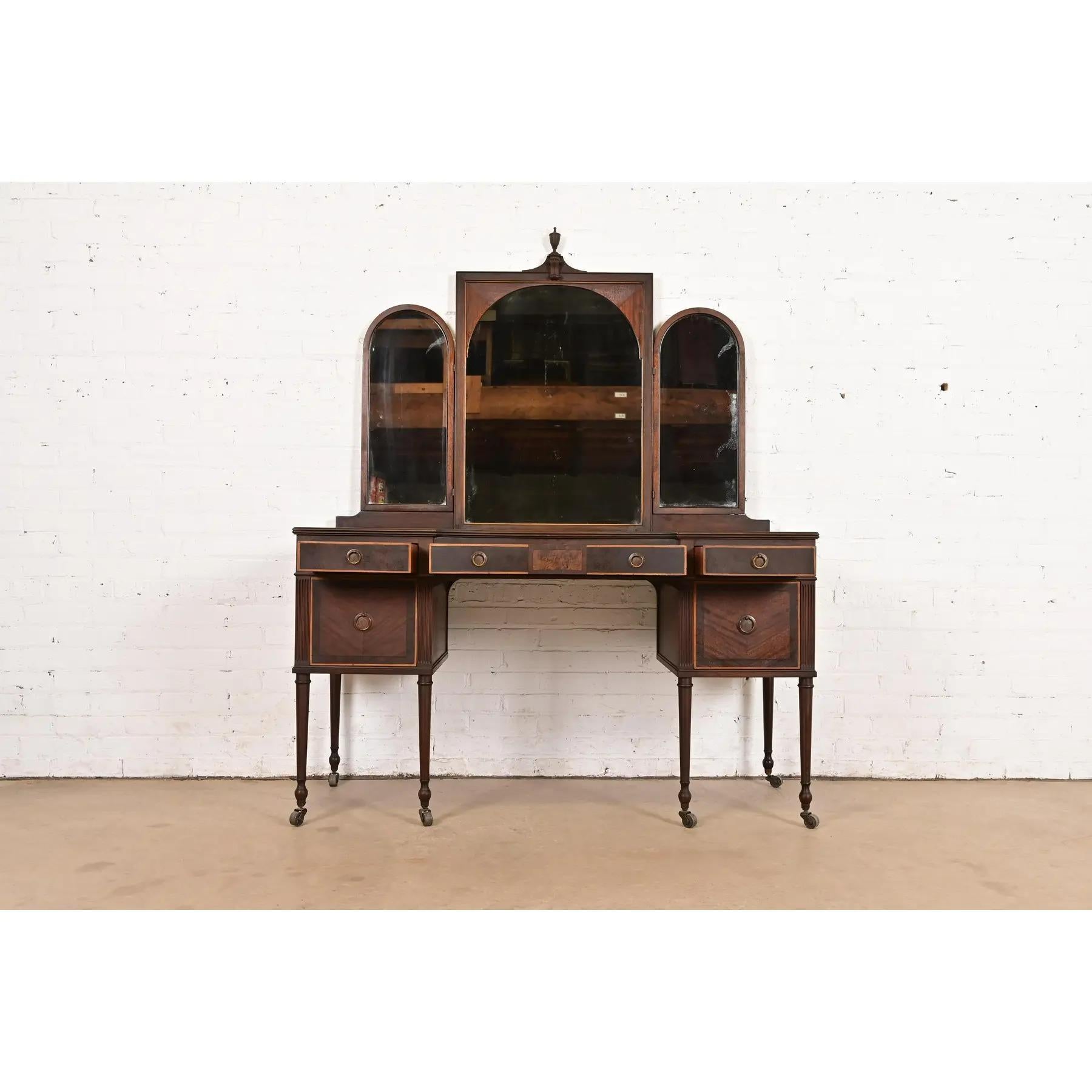 Berkey & Gay Antique French Regency Louis XVI in legno di noce e mogano In condizioni buone in vendita a South Bend, IN