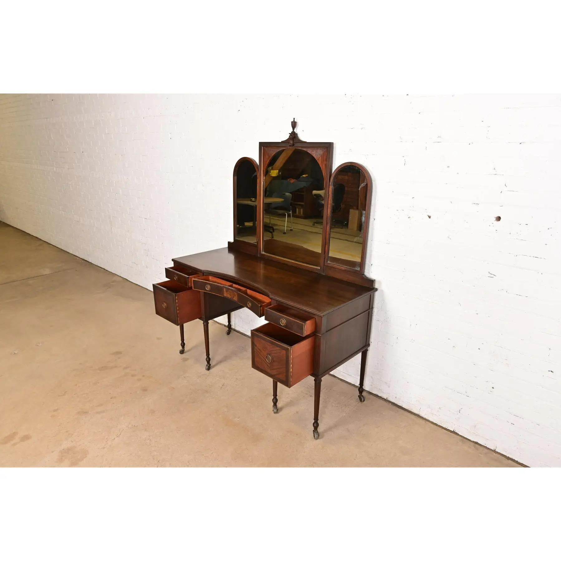 Inizio XX secolo Berkey & Gay Antique French Regency Louis XVI in legno di noce e mogano in vendita