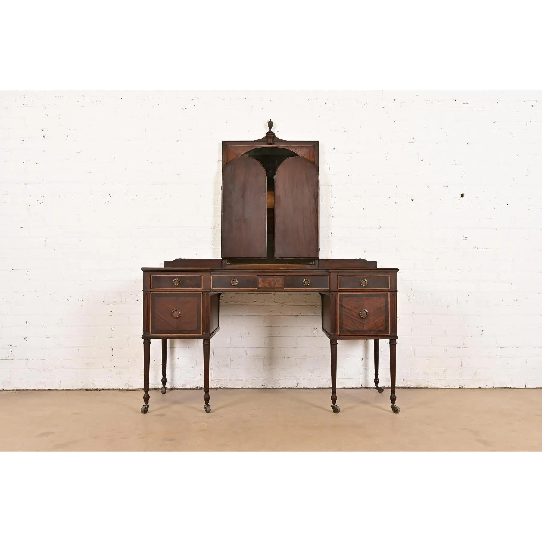 Ottone Berkey & Gay Antique French Regency Louis XVI in legno di noce e mogano in vendita