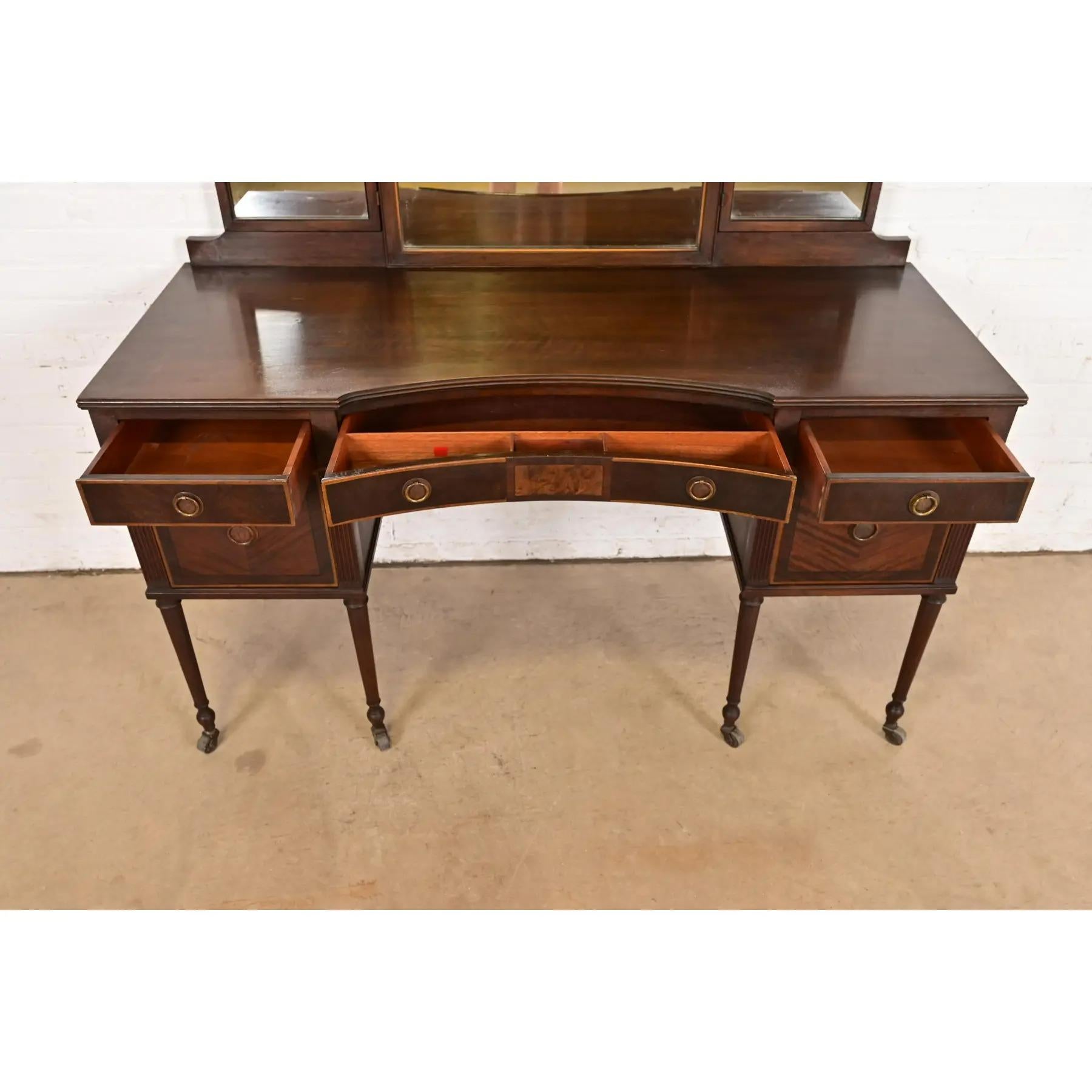 Berkey & Gay Antique French Regency Louis XVI in legno di noce e mogano in vendita 1