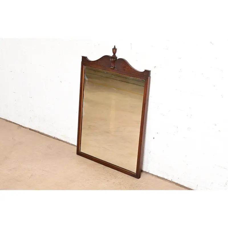 Berkey & Gay Antiker georgianischer gerahmter Wandspiegel aus Nussbaum, CIRCA 1920er Jahre 7