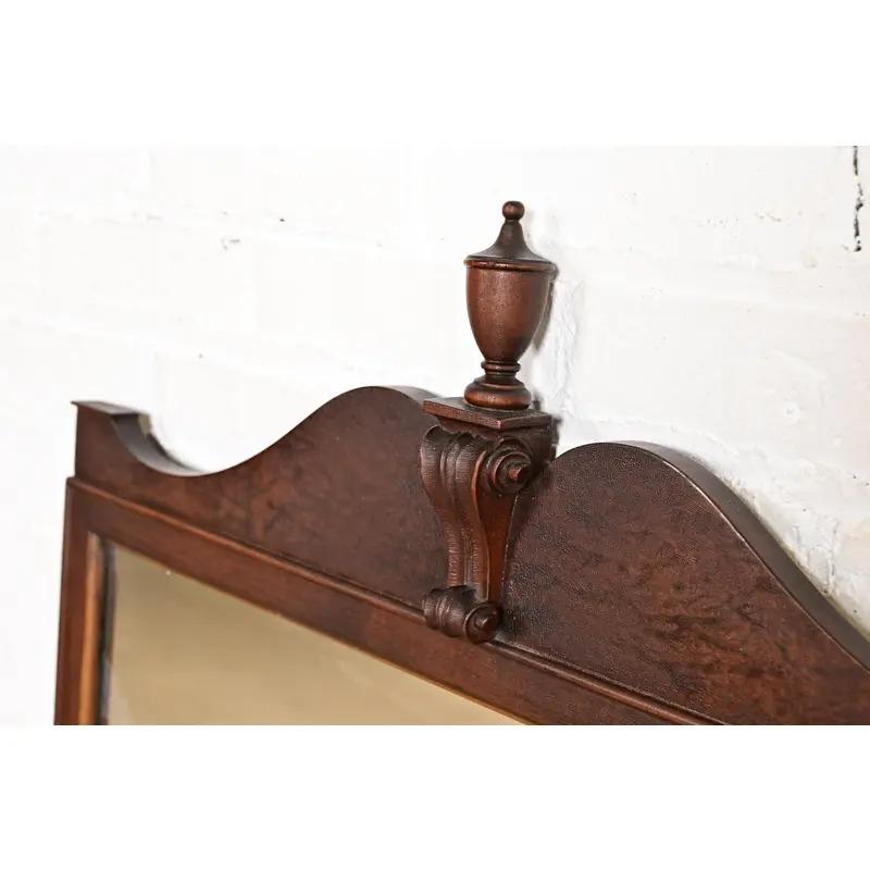 Berkey & Gay Antiker georgianischer gerahmter Wandspiegel aus Nussbaum, CIRCA 1920er Jahre 9