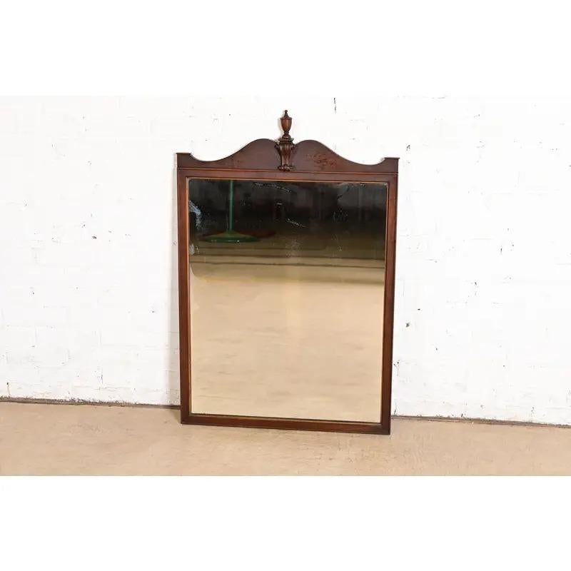 Berkey & Gay Antiker georgianischer gerahmter Wandspiegel aus Nussbaum, CIRCA 1920er Jahre (Georgian)