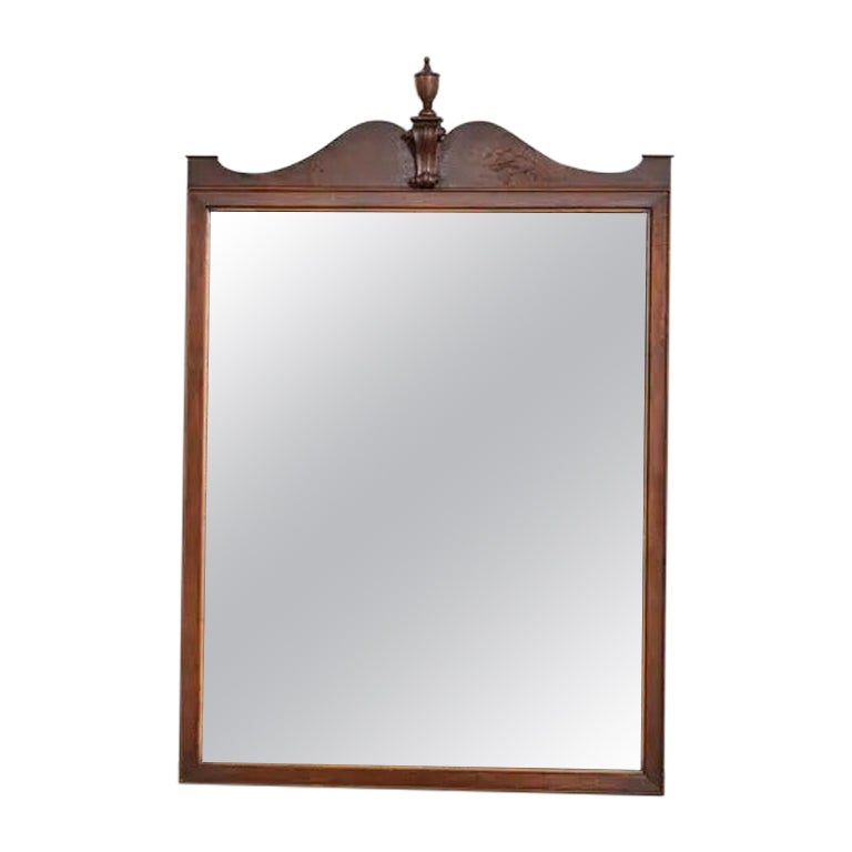 Berkey 
Gay Antiker georgianischer gerahmter Wandspiegel aus Nussbaum, CIRCA 1920er Jahre