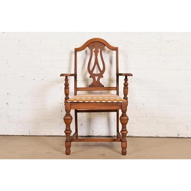 Magnifique fauteuil ou chaise capitaine de salle à manger de style anglais Jacobean ou Tudor.

À la manière de Berkey & Gay

États-Unis, vers 1920

Structure en noyer sculpté, avec siège rembourré.

Dimensions : 24 