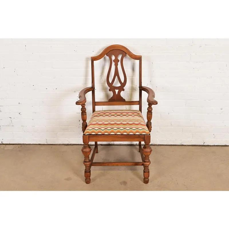 Jacobéen Fauteuil ancien en noyer sculpté de style anglais Jacobean Walnut, vers 1920, Berkey & Gay en vente