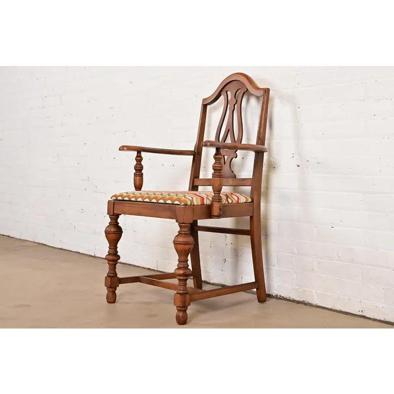 Américain Fauteuil ancien en noyer sculpté de style anglais Jacobean Walnut, vers 1920, Berkey & Gay en vente