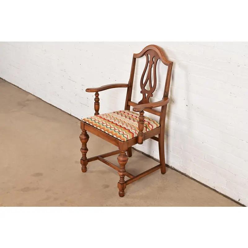 Fauteuil ancien en noyer sculpté de style anglais Jacobean Walnut, vers 1920, Berkey & Gay Bon état - En vente à South Bend, IN