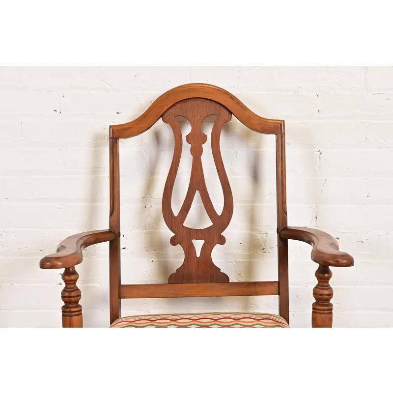 Début du 20ème siècle Fauteuil ancien en noyer sculpté de style anglais Jacobean Walnut, vers 1920, Berkey & Gay en vente
