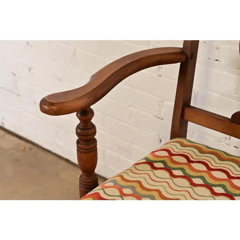 Tissu d'ameublement Fauteuil ancien en noyer sculpté de style anglais Jacobean Walnut, vers 1920, Berkey & Gay en vente